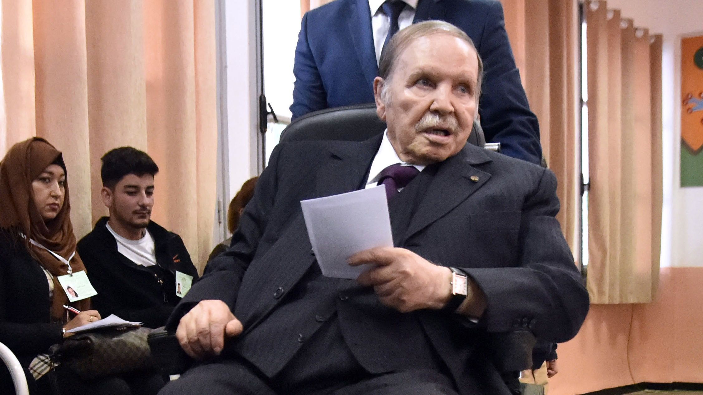 Az algériai védelmi minisztérium lemondásra szólította fel az elnököt