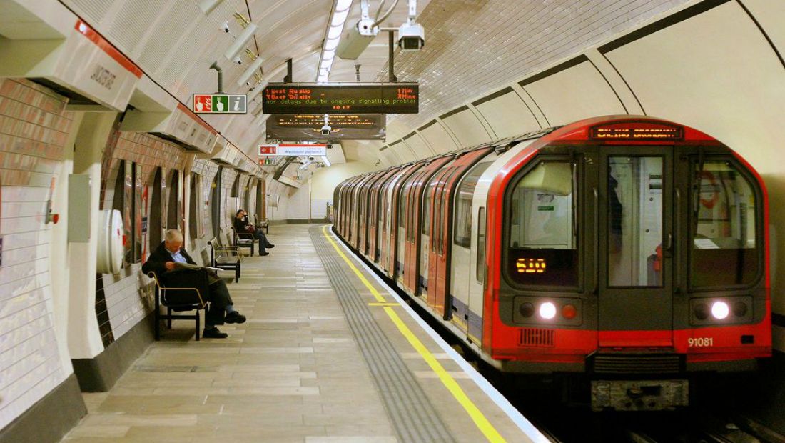 Bizarr magyarázattal állt elő a nő, akit maszturbáláson kaptak a londoni metrón