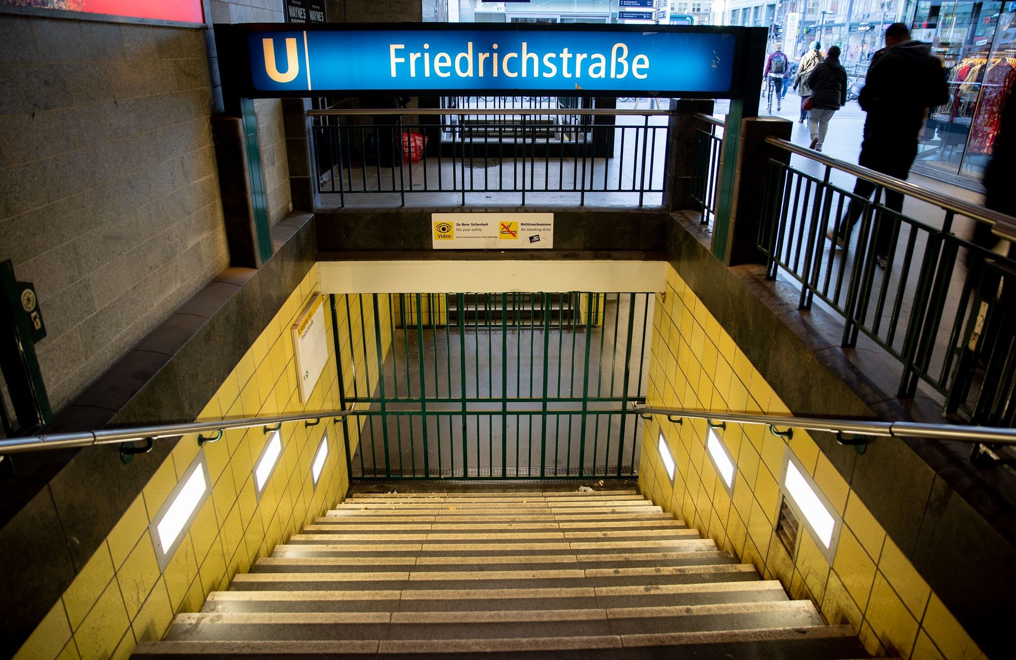 Graffitisek fújták le a berlini metrószerelvényeket