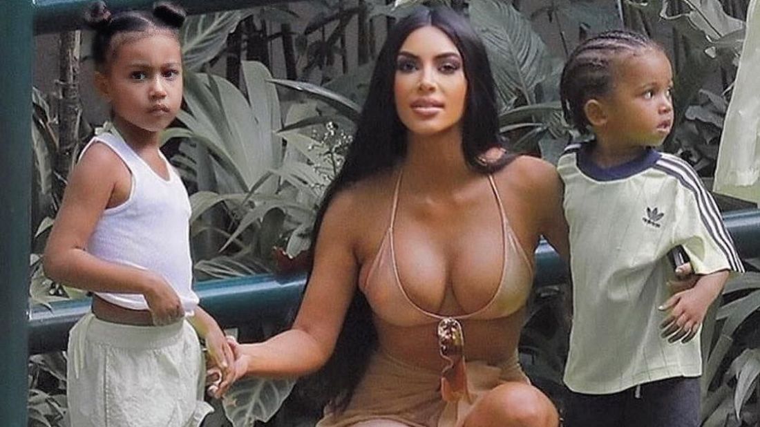 Kim Kardashian 5 éves lánya borzasztóan bizarr dologra vette rá 3 éves öccsét