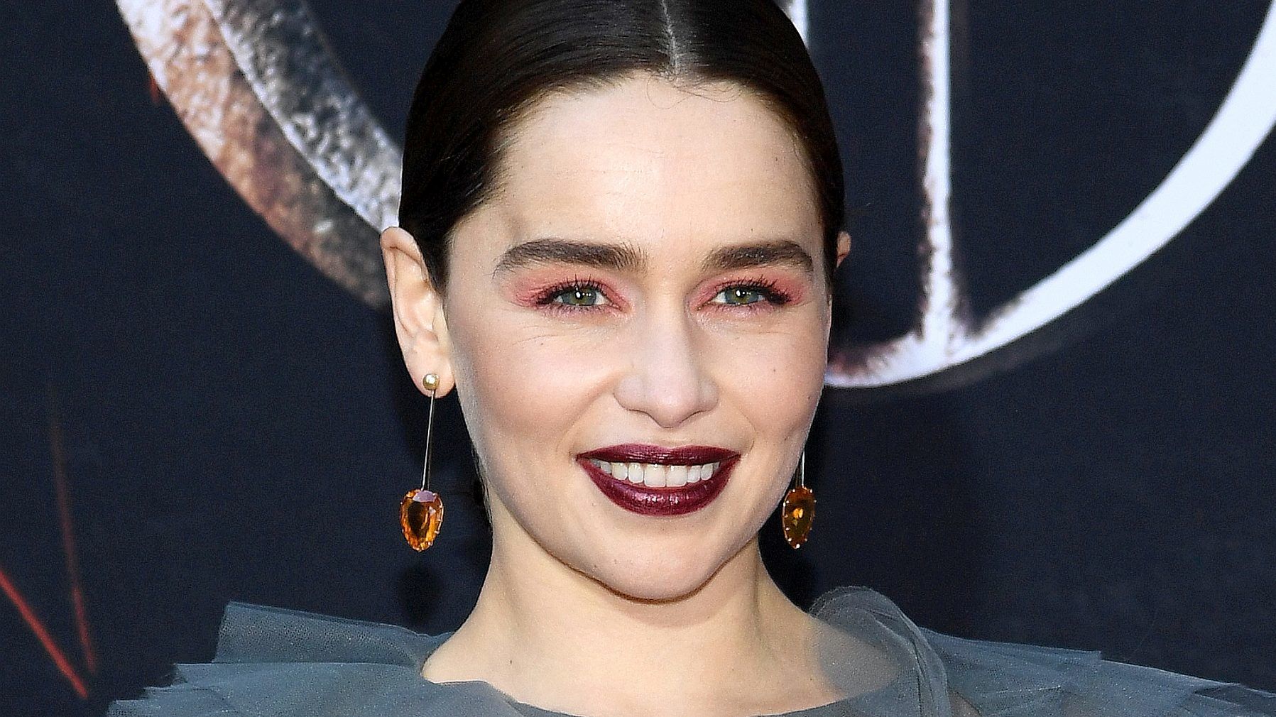 Emilia Clarke feliratos estélyijét valami egészen különleges ízlésficam szűlhette