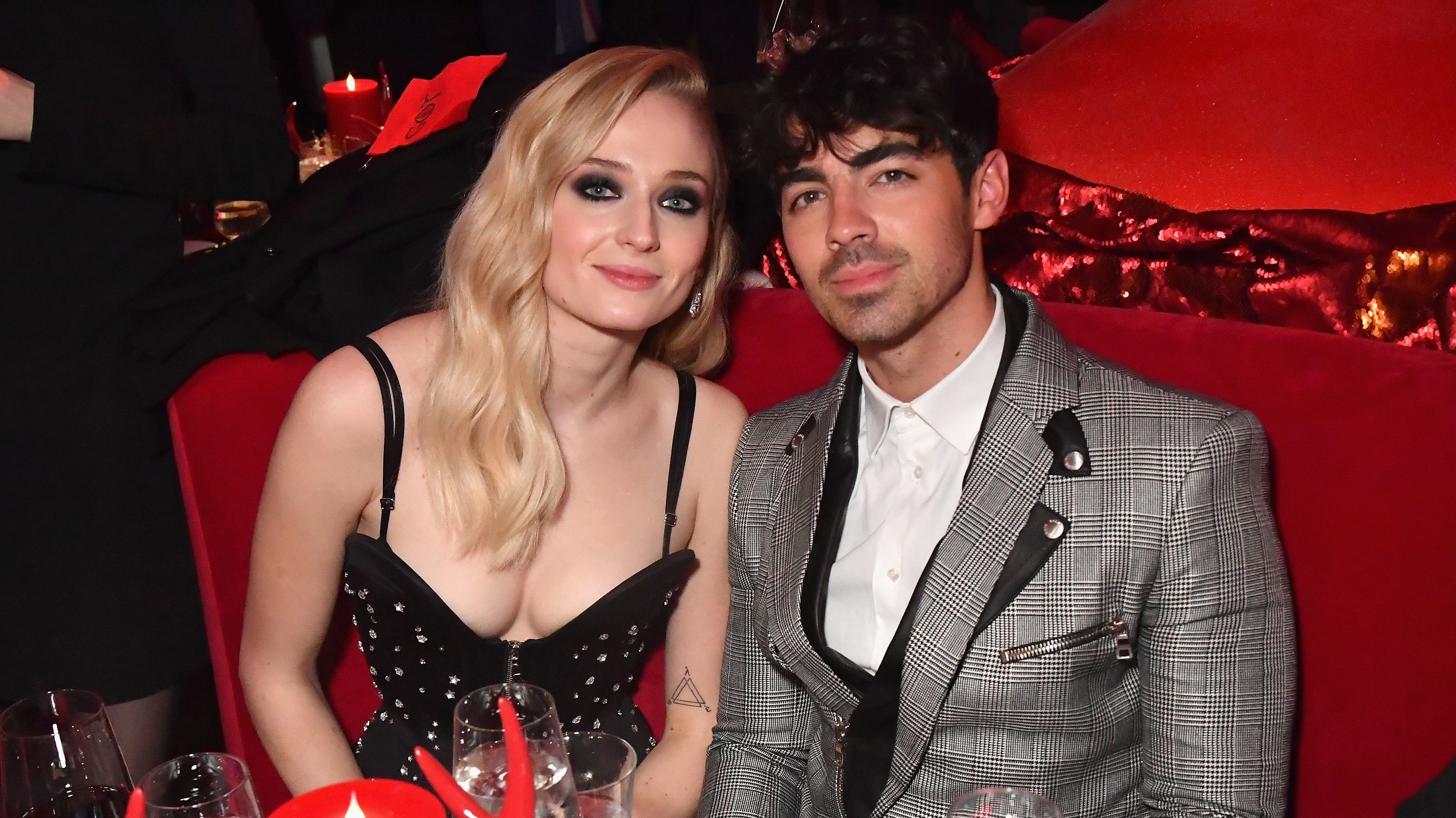 Joffrey király lecsapta Joe Jonas kezéről Sansa Starkot