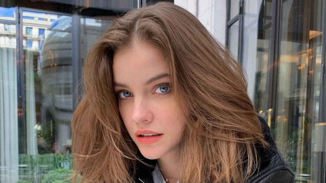 Palvin Barbara arccal lefelé mászik le a lépcsőn