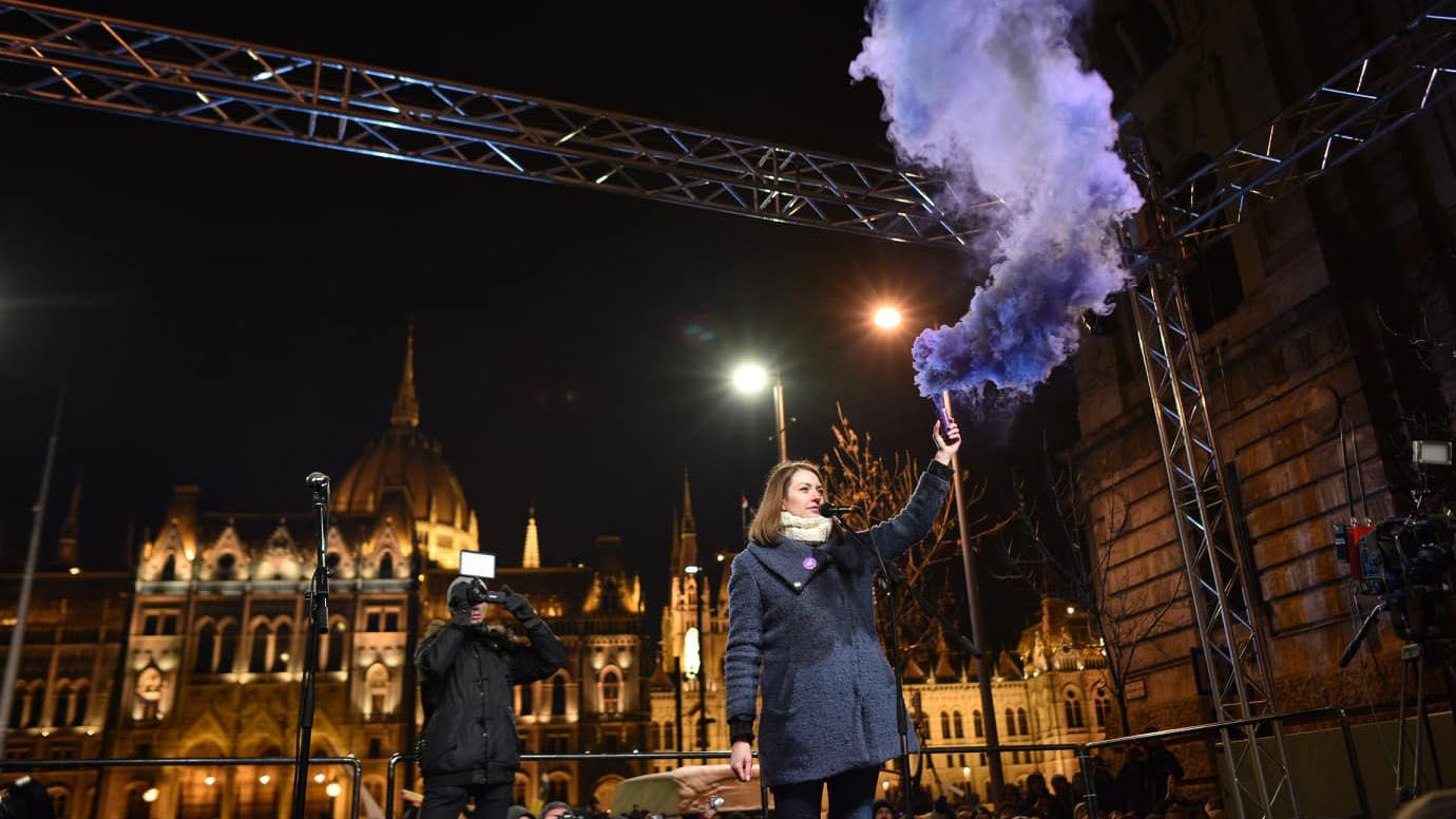 Egy idős férfi kétszer is tönkretette a Momentum aláírásgyűjtő ívét