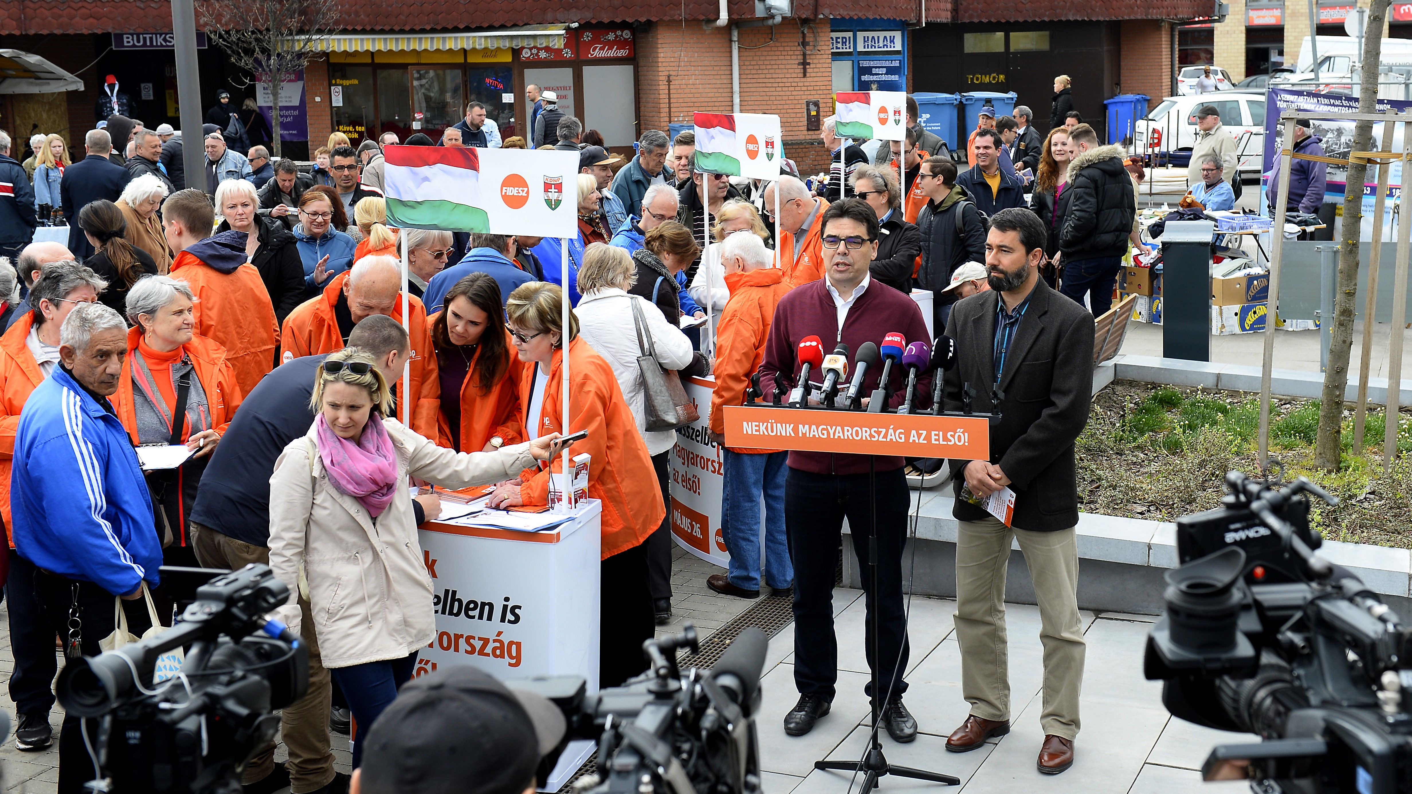 Reagált a Fidesz, miért néppártos holmikkal kampányolnak