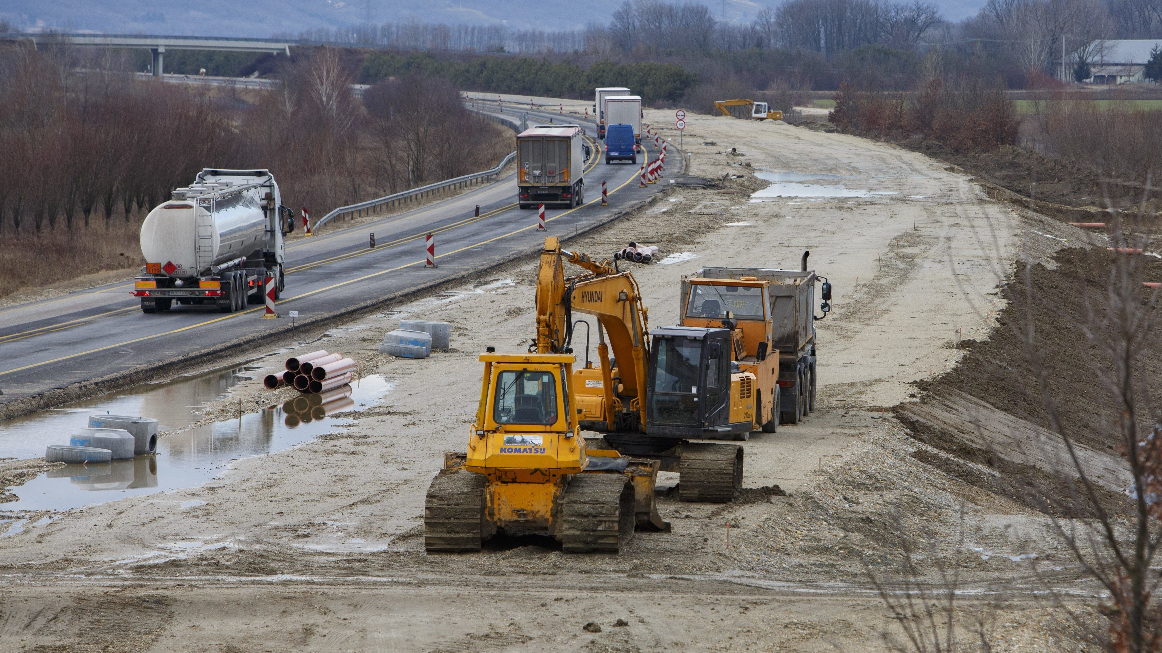 650 milliárdért épülnek autóutak a határig