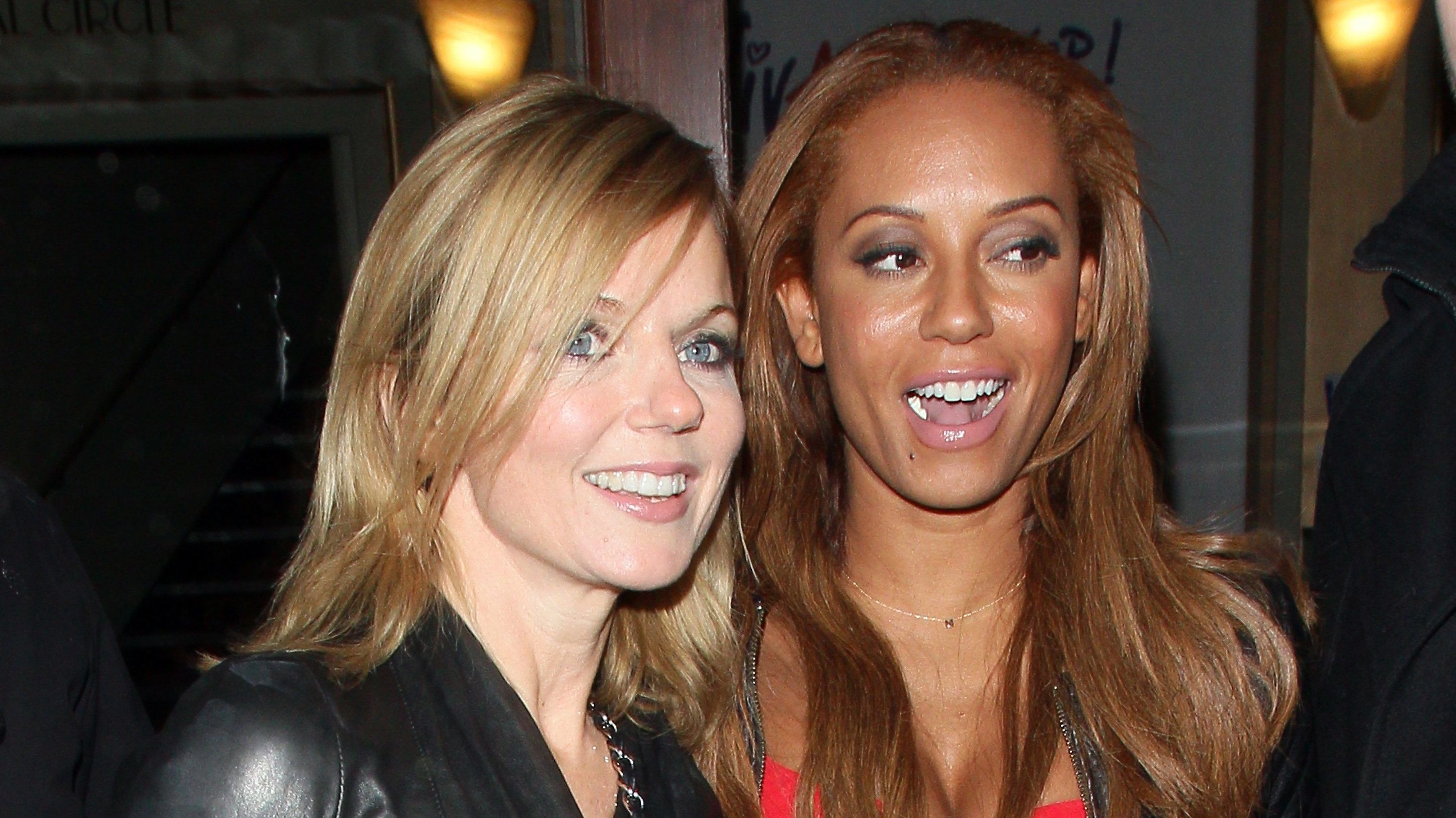 Mel B és Geri Halliwell anno rendszeresen mellet villantott idegeneknek poénból