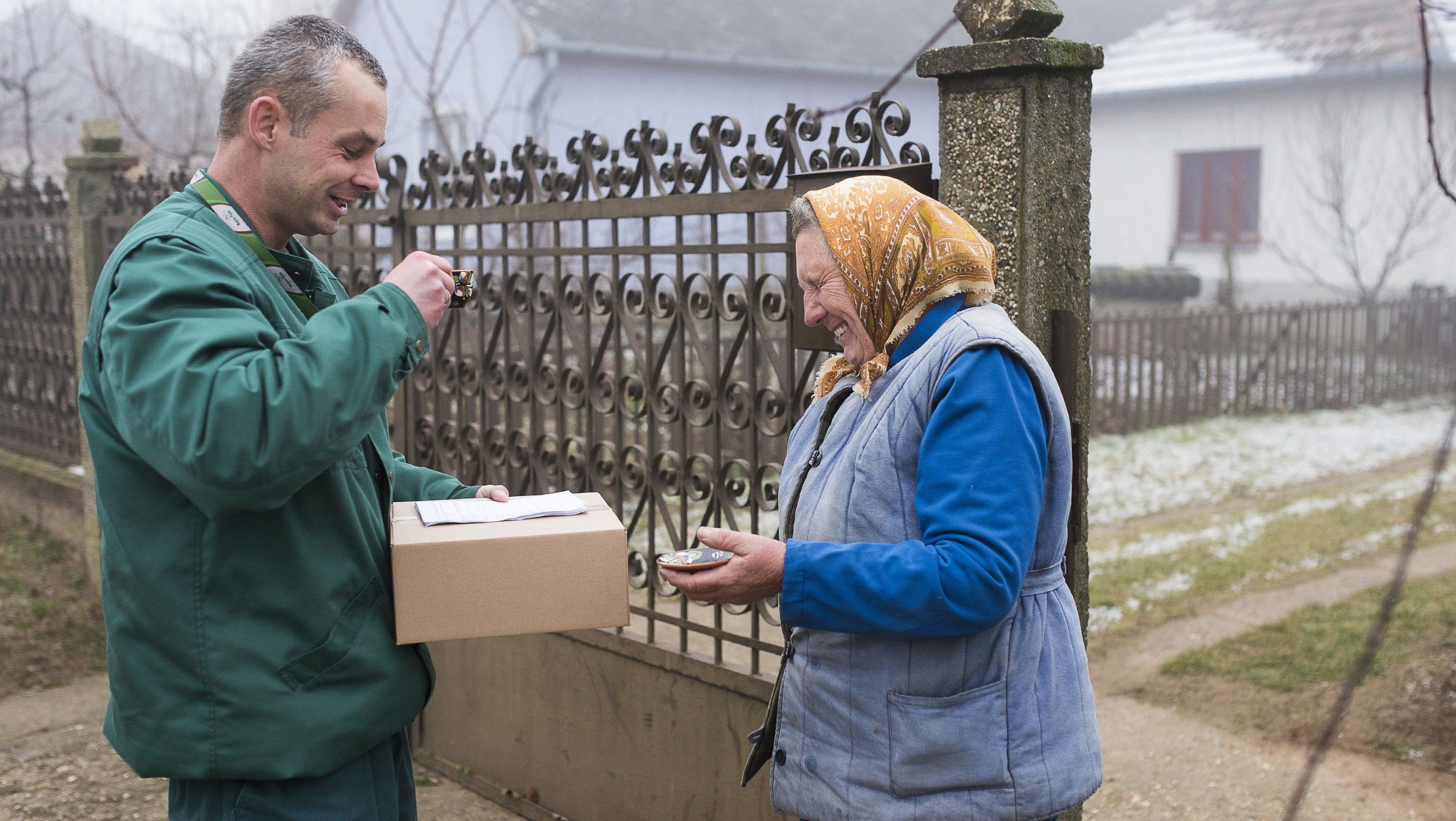 Élelmiszercsomag, készpénz – Ezt kapják a nyugdíjasok húsvétra