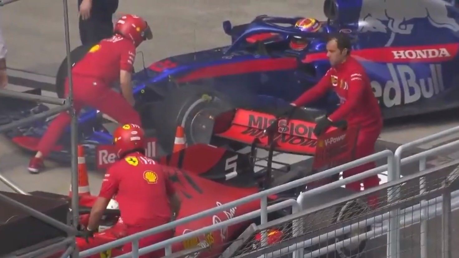 Vettel szólt a szerelőinek, hogy segítsenek a lángra kapott Toro Rossón