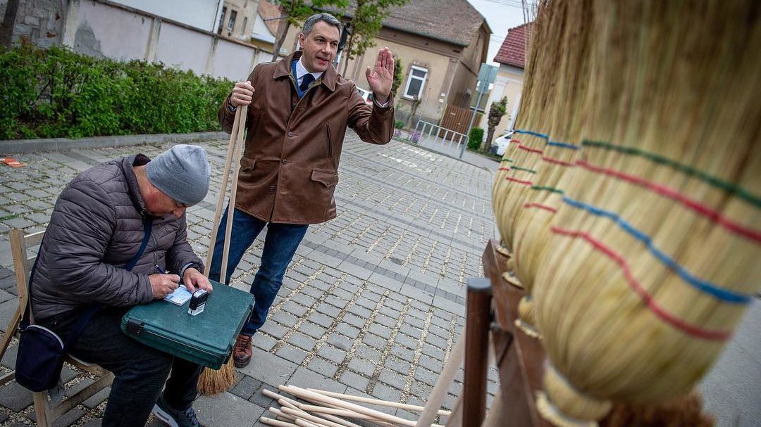 Csak hét kép készült arról, hogy Lázár János vett egy seprűt az édesanyjának