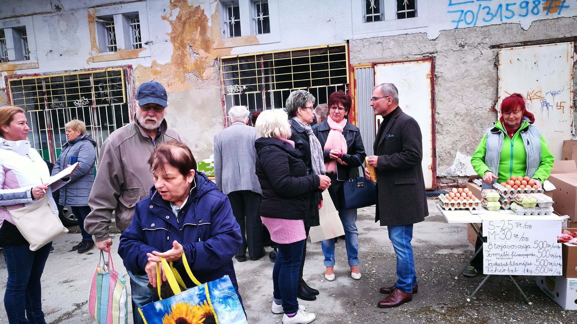 Olcsó piacot szerveztek Miskolcon, hogy gyűjtsék az aláírásokat Orbánnak