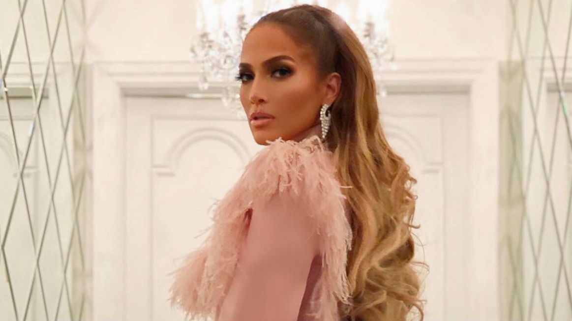 Érdemes vetni egy pillantást Jennifer Lopez csillogó fenekére