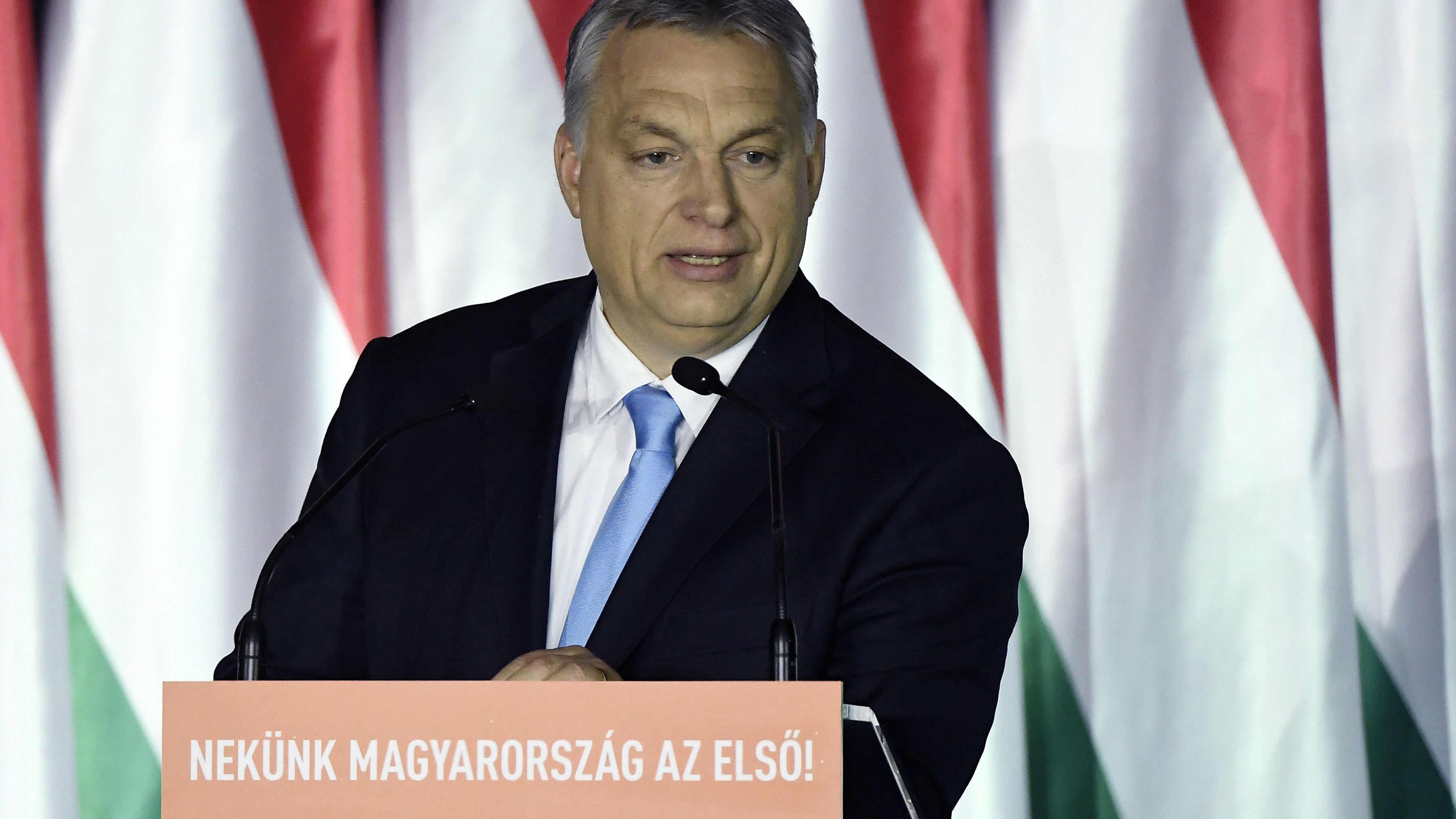 Orbán nem a nemzet, hanem a saját érdekeit védi