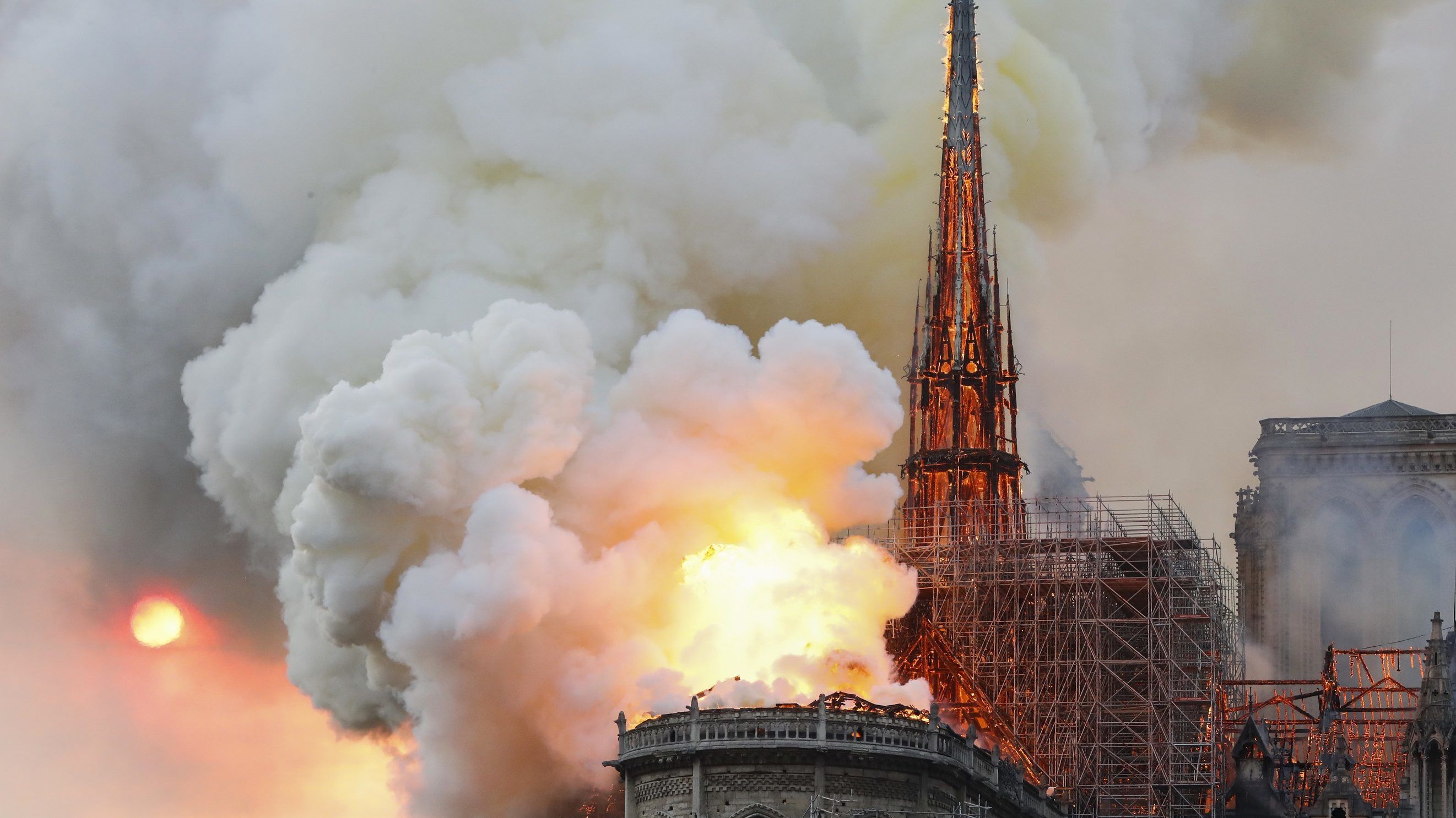 Trump elmondta, hogyan oltsák el a Notre-Dame lángjait