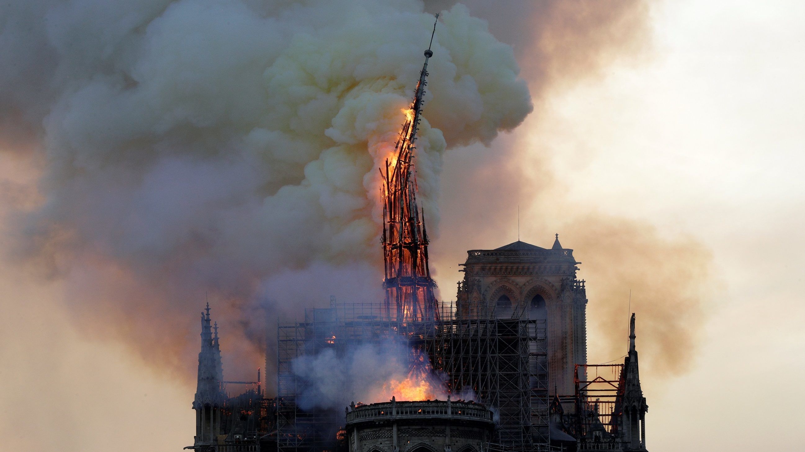 Szívszorító videó: így omlott le a Notre-Dame tornya