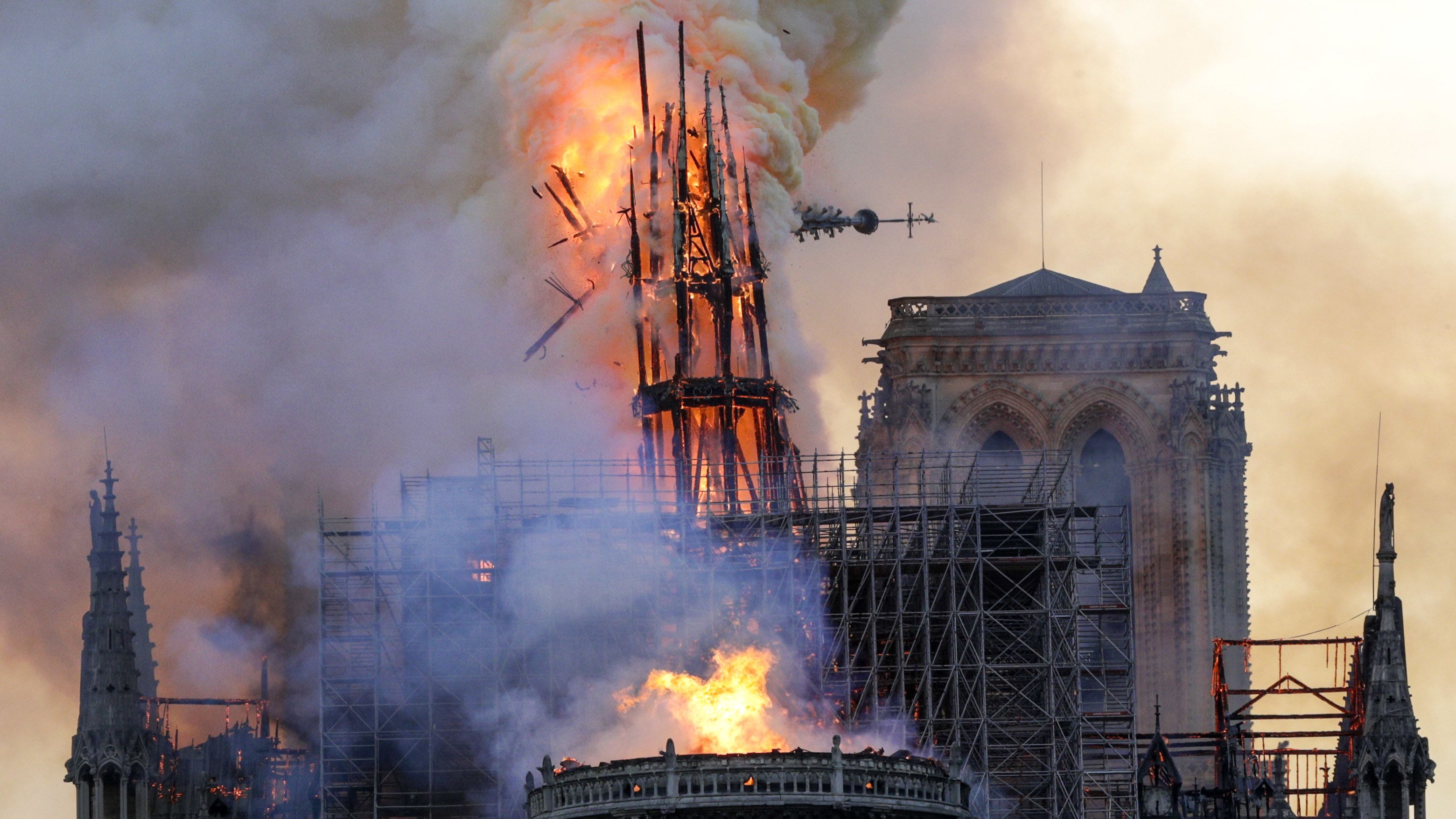 Mostanra sikerült teljesen eloltani a tüzet a Notre-Dame-nál