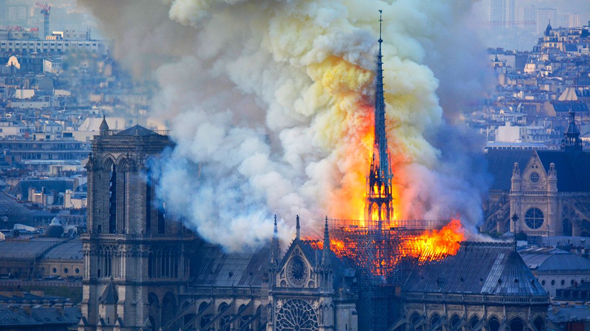 A Notre-Dame-i hős: a káplán, aki kihozta a töviskoronát, pár éve pedig a párizsi mészárlás helyszínére sietett