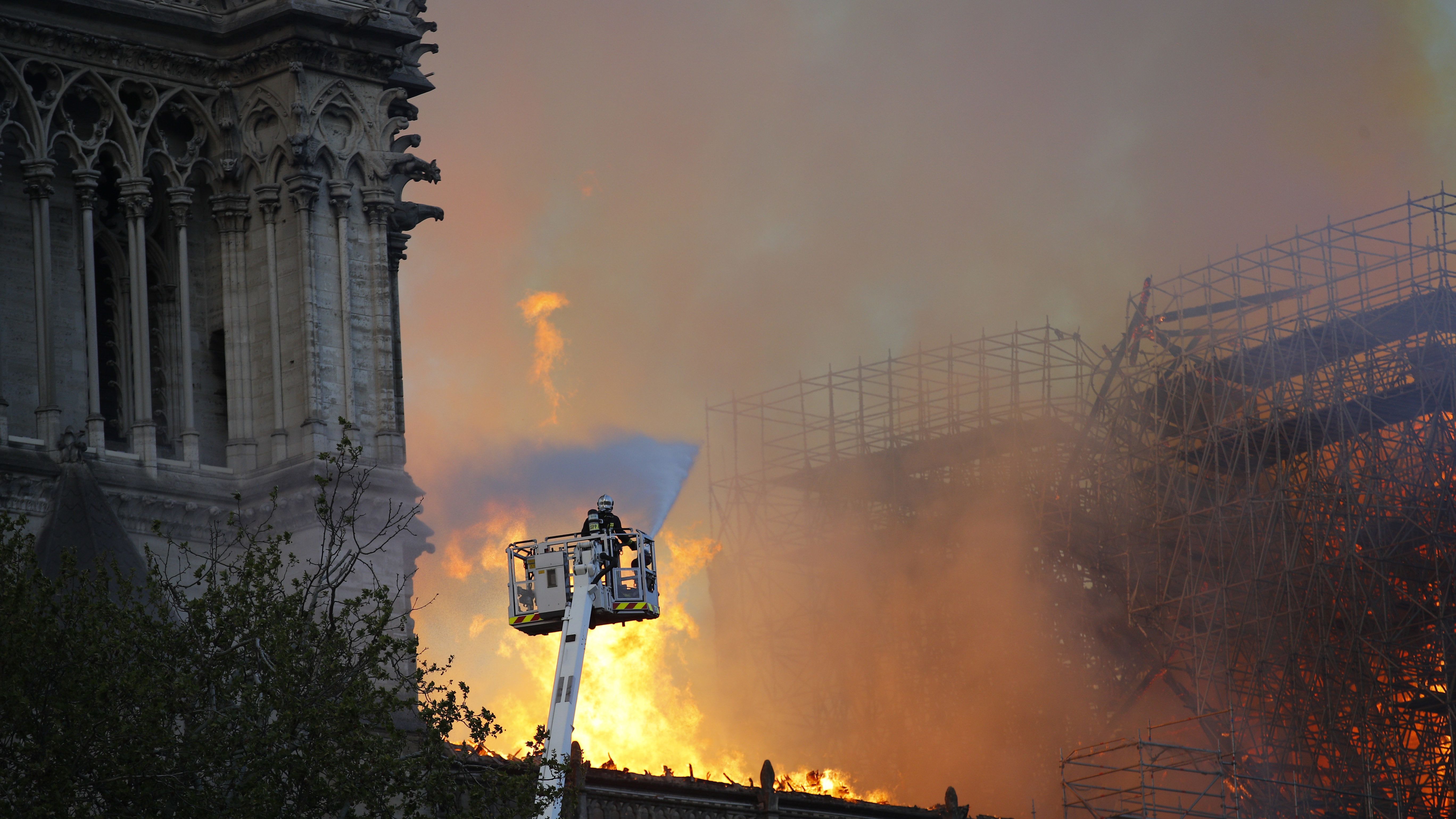 Semjén: az apokalipszis jele az égő Notre-Dame