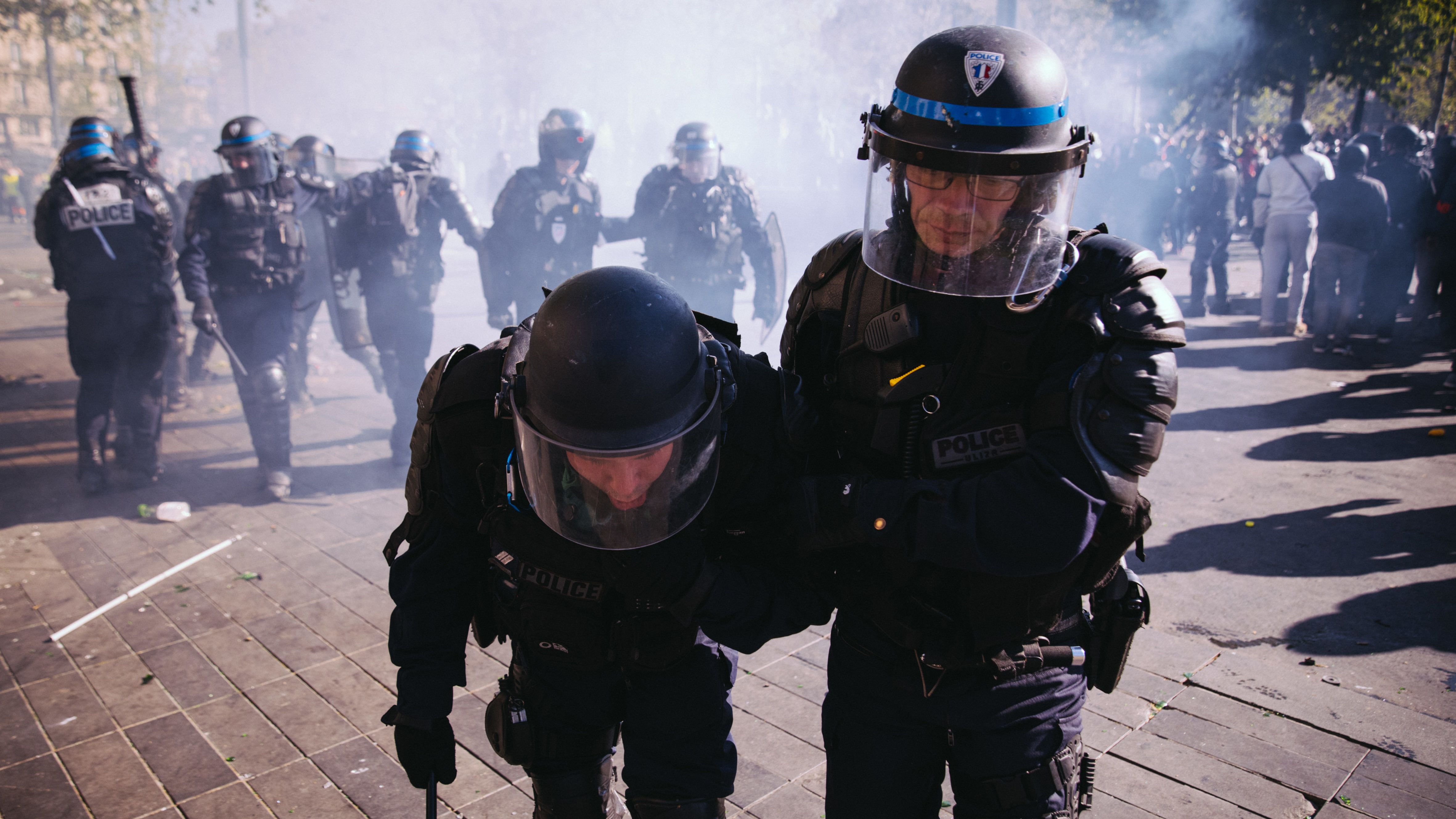Berágtak a párizsi rendőrök a tüntetőkre, akik azt kiabálták nekik: „öljétek meg magatokat”