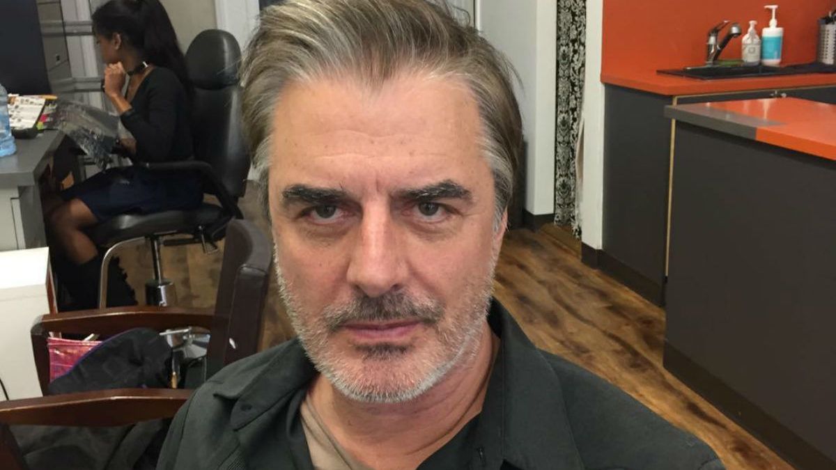 Mr Big, vagyis Chris Noth ezen a fotón élvezettel szagolgat egy nagy zacskó füvet