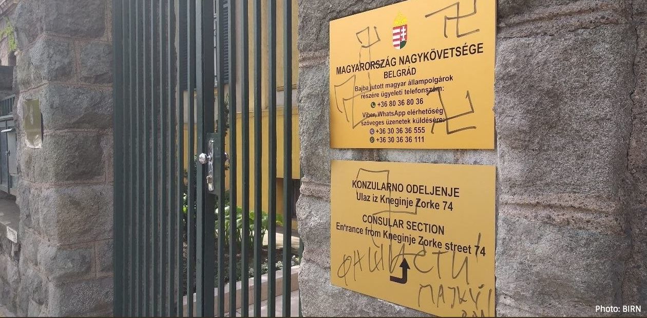 Horogkereszteket rajzoltak a belgrádi magyar nagykövetség bejáratára