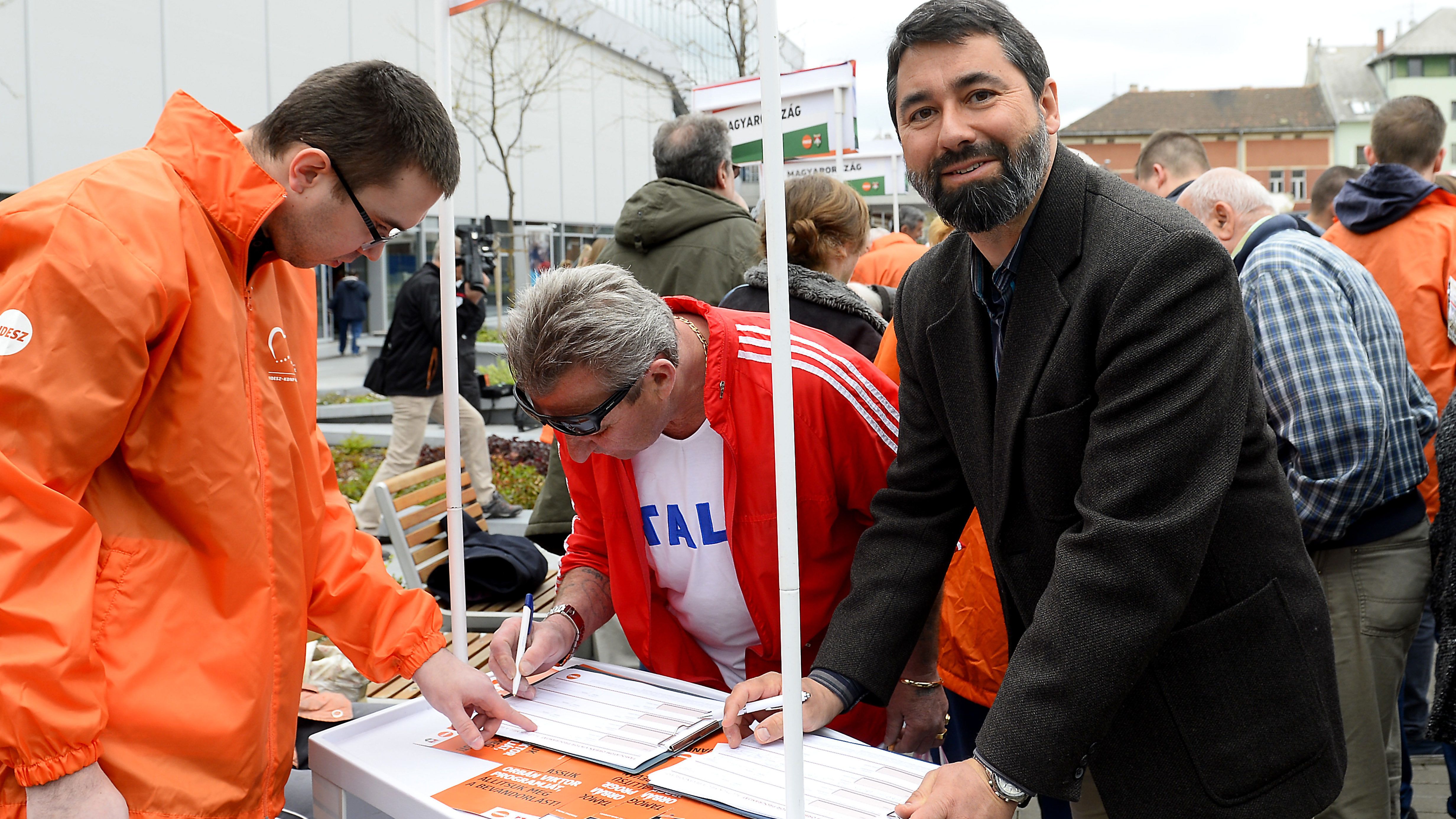 Az állítja a Fidesz, hogy egymilliónál is több támogató aláírást gyűjtöttek