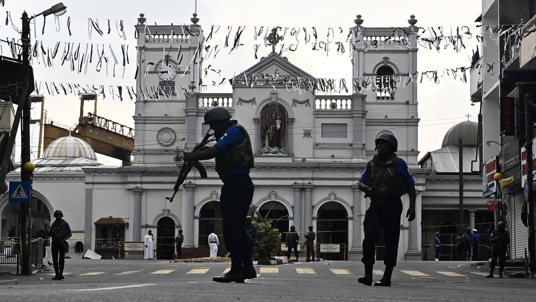 Srí Lanka elnöke lemondásra szólította fel a védelmi minisztert és a rendőrfőnököt