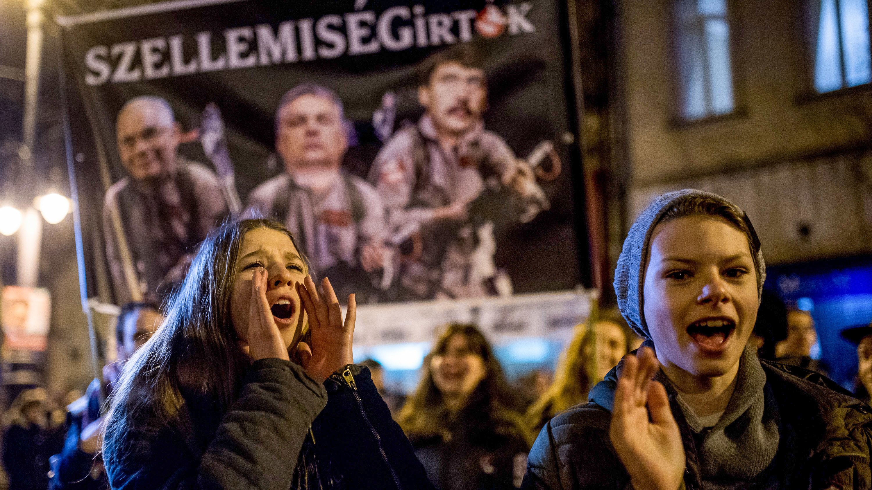 Ha már a diákokkal nem, legalább a valósággal szembe kellene nézni