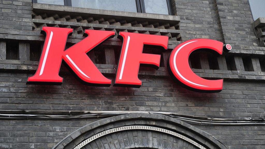 Felfüggesztett börtönt kapott az újságírót véresre verő KFC-s biztonsági őr