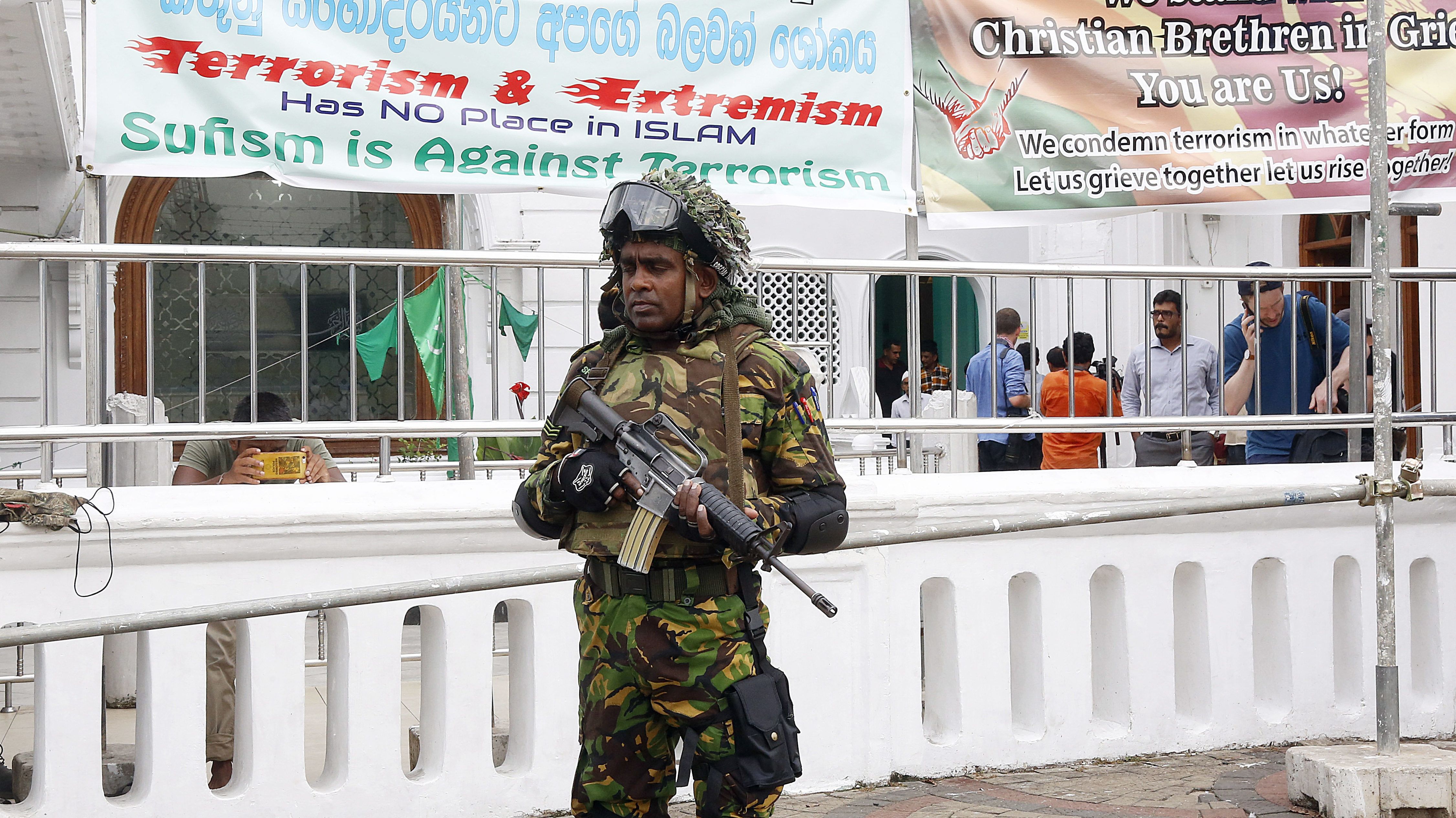 Lövöldözés és robbanások történtek egy Srí Lanka-i razzián