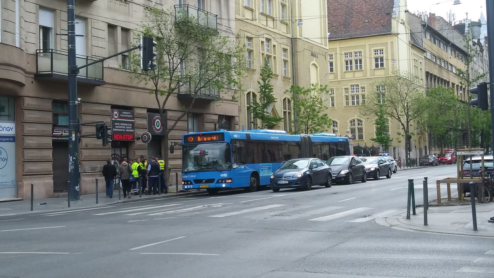 Választási plakáttartó tákolmány törte be a BKV-busz szélvédőjét