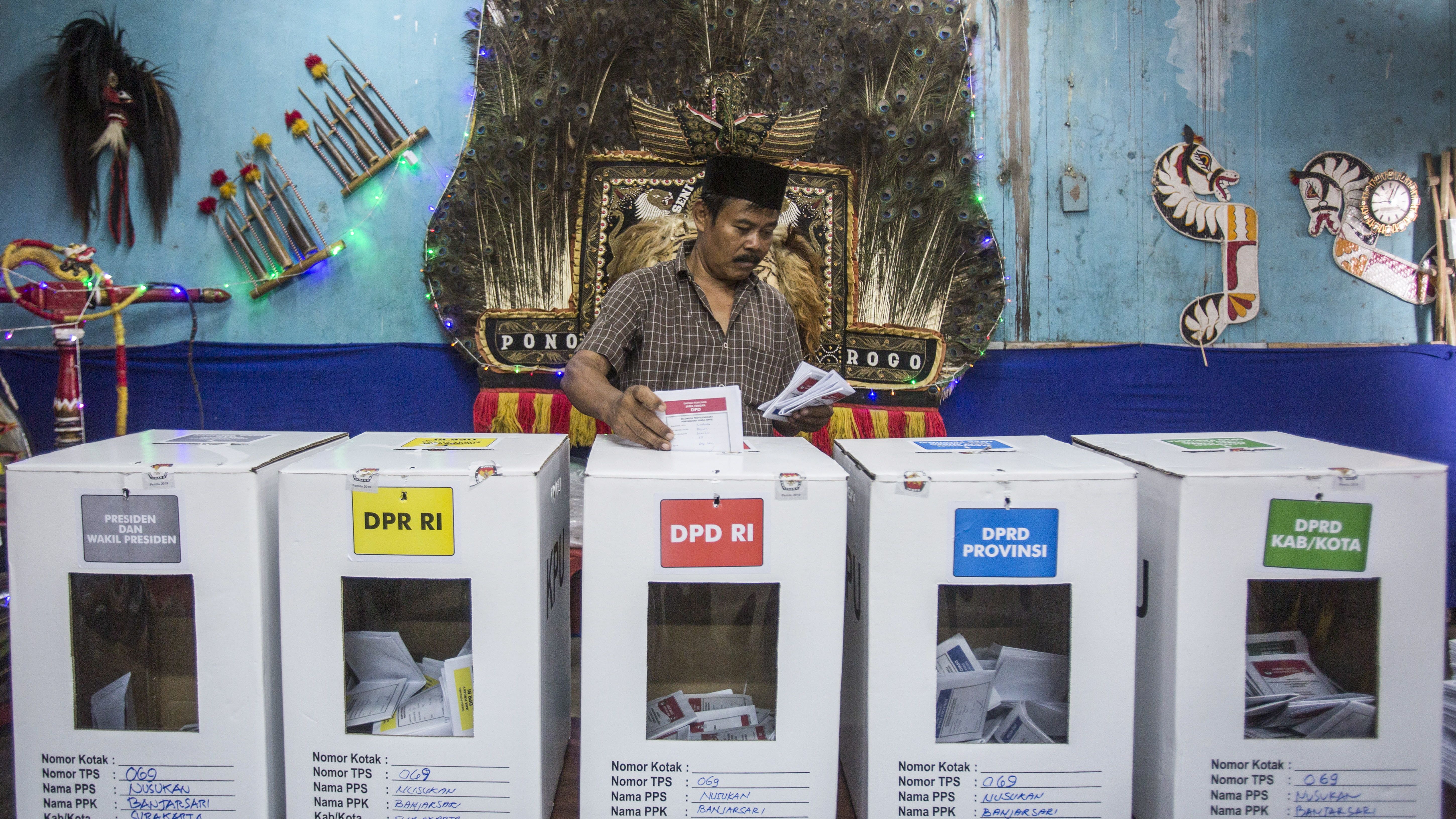 Több mint 270 szavazatszámláló halt bele a pihenés nélküli számolásba Indonéziában