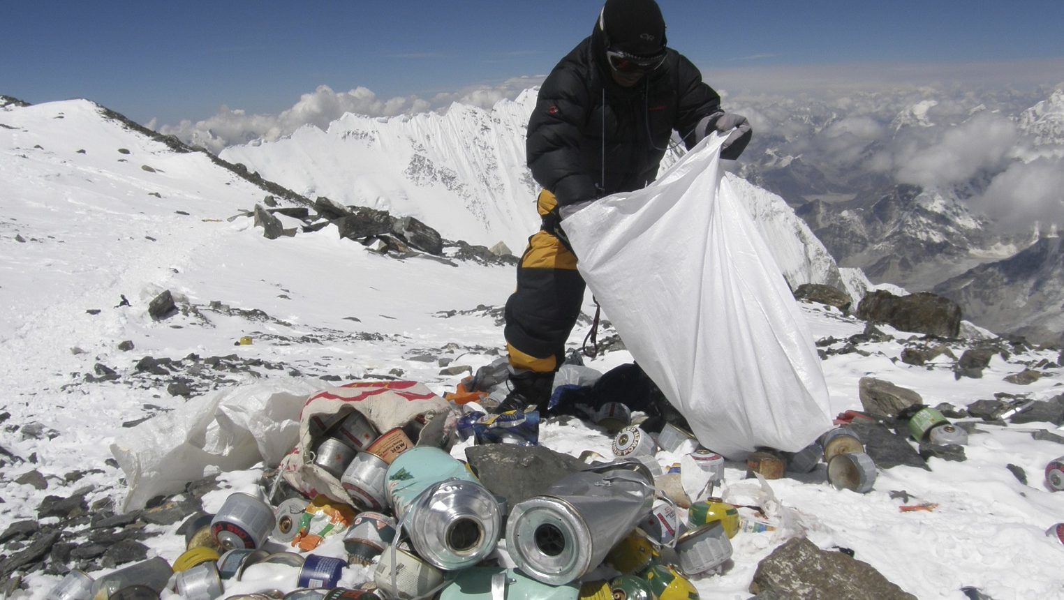 Két hét alatt három tonna szemét gyűlt össze az Everestnél