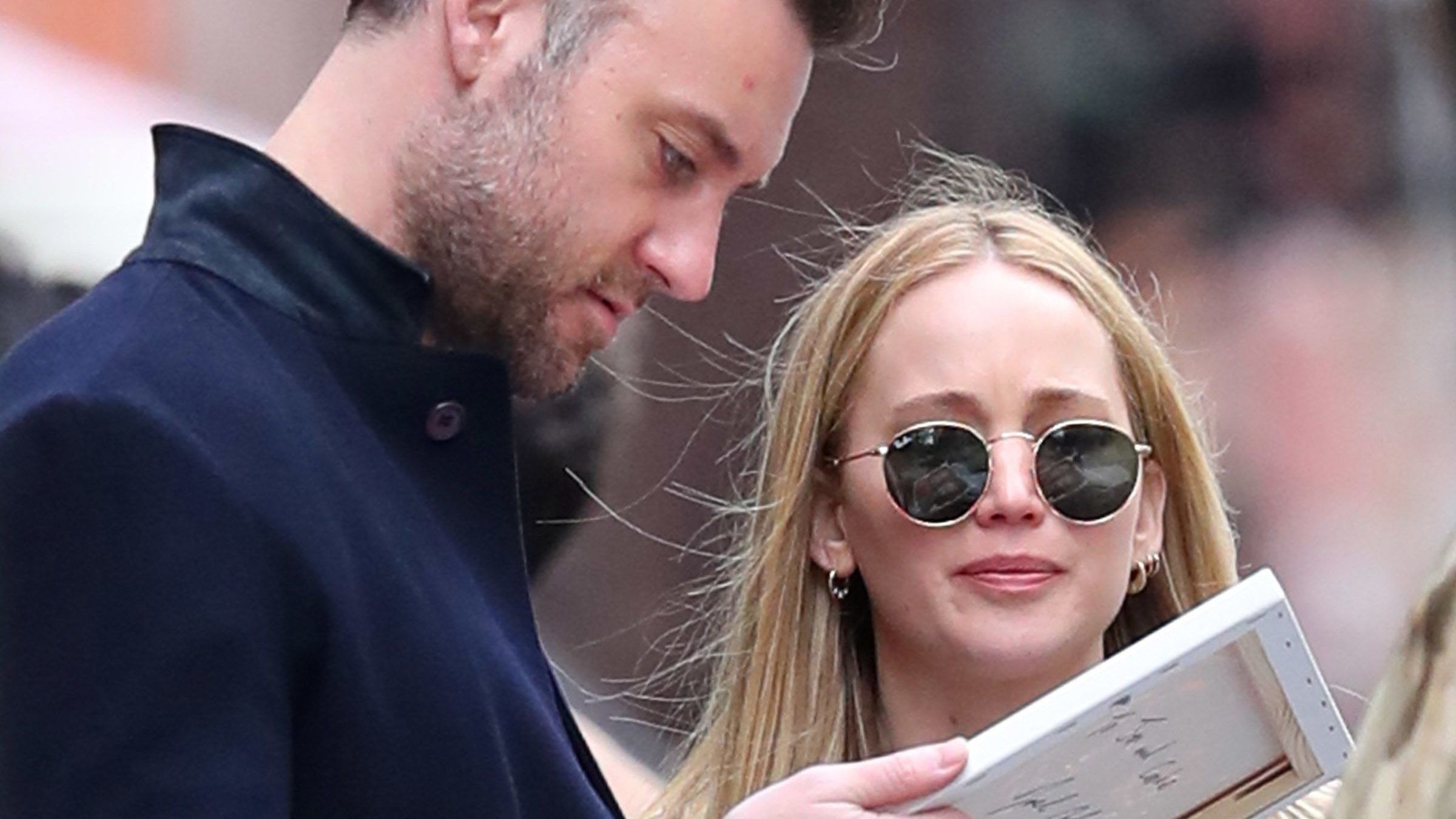 Jennifer Lawrence vett magáról és a pasijáról egy viccesen ronda portrét