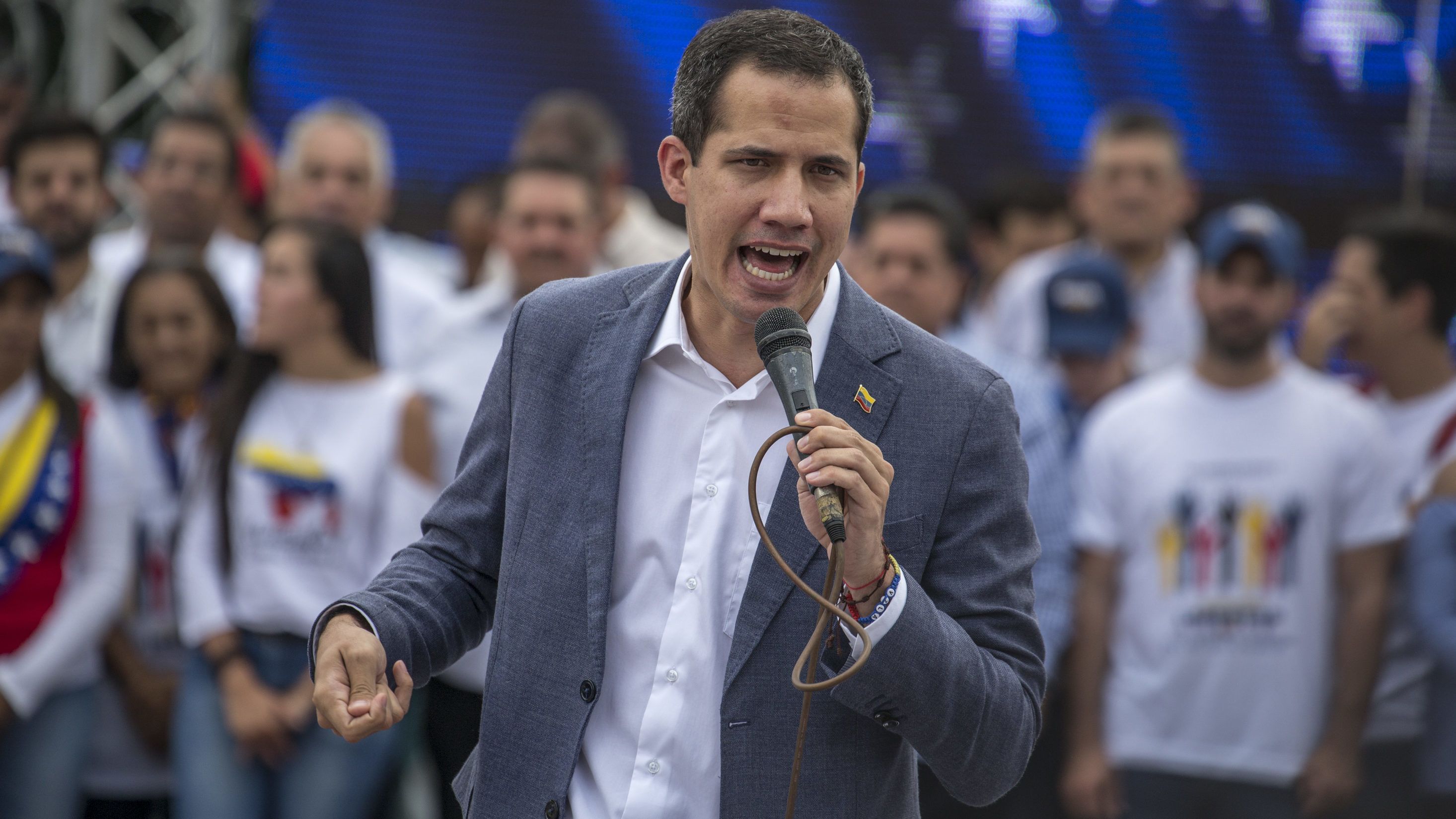 A venezuelai ellenzék vezetője csatlakozásra szólította fel a népet és a hadsereget