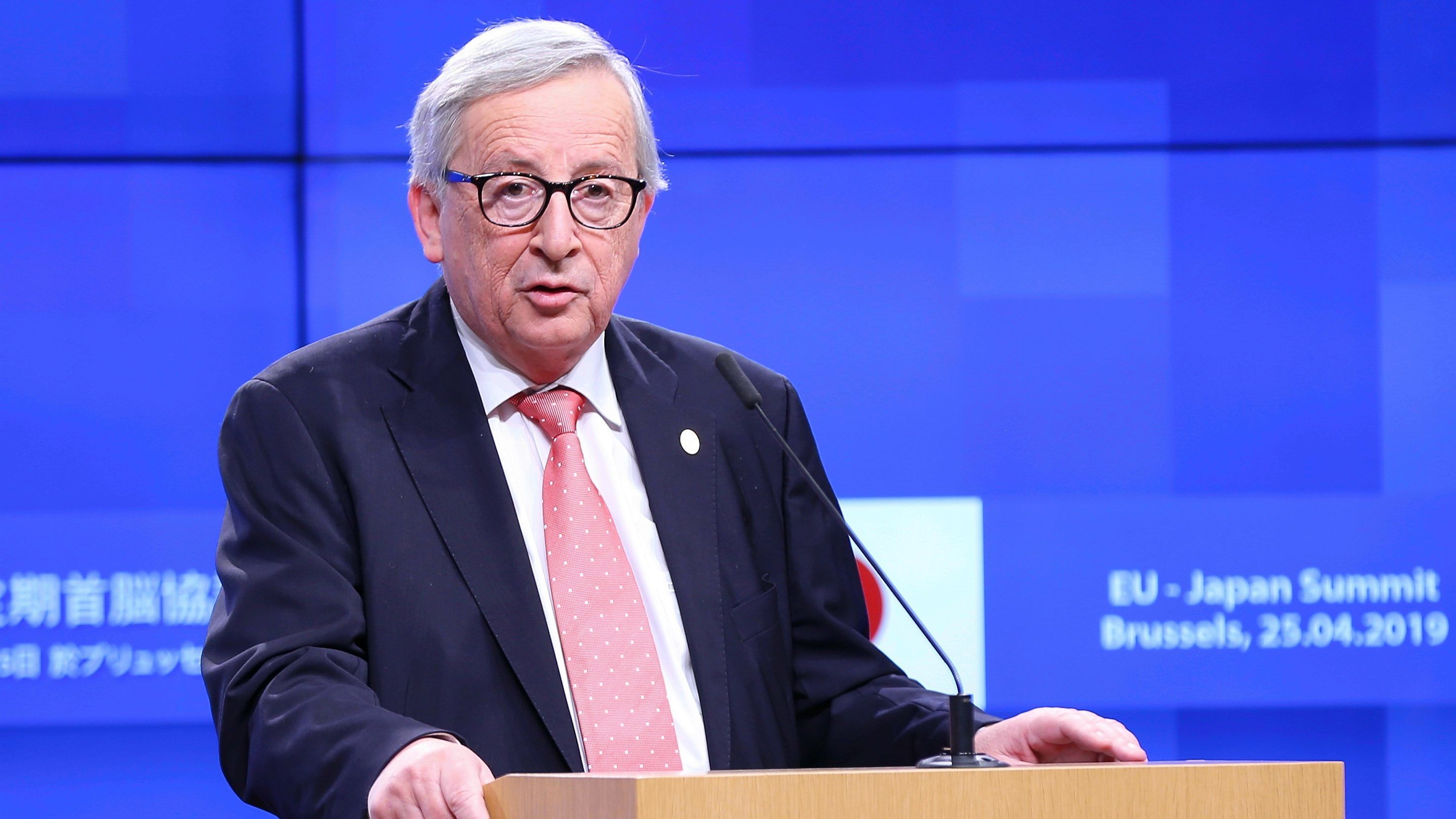 Juncker a magánbeszélgetéseikben máig diktátornak nevezi Orbánt