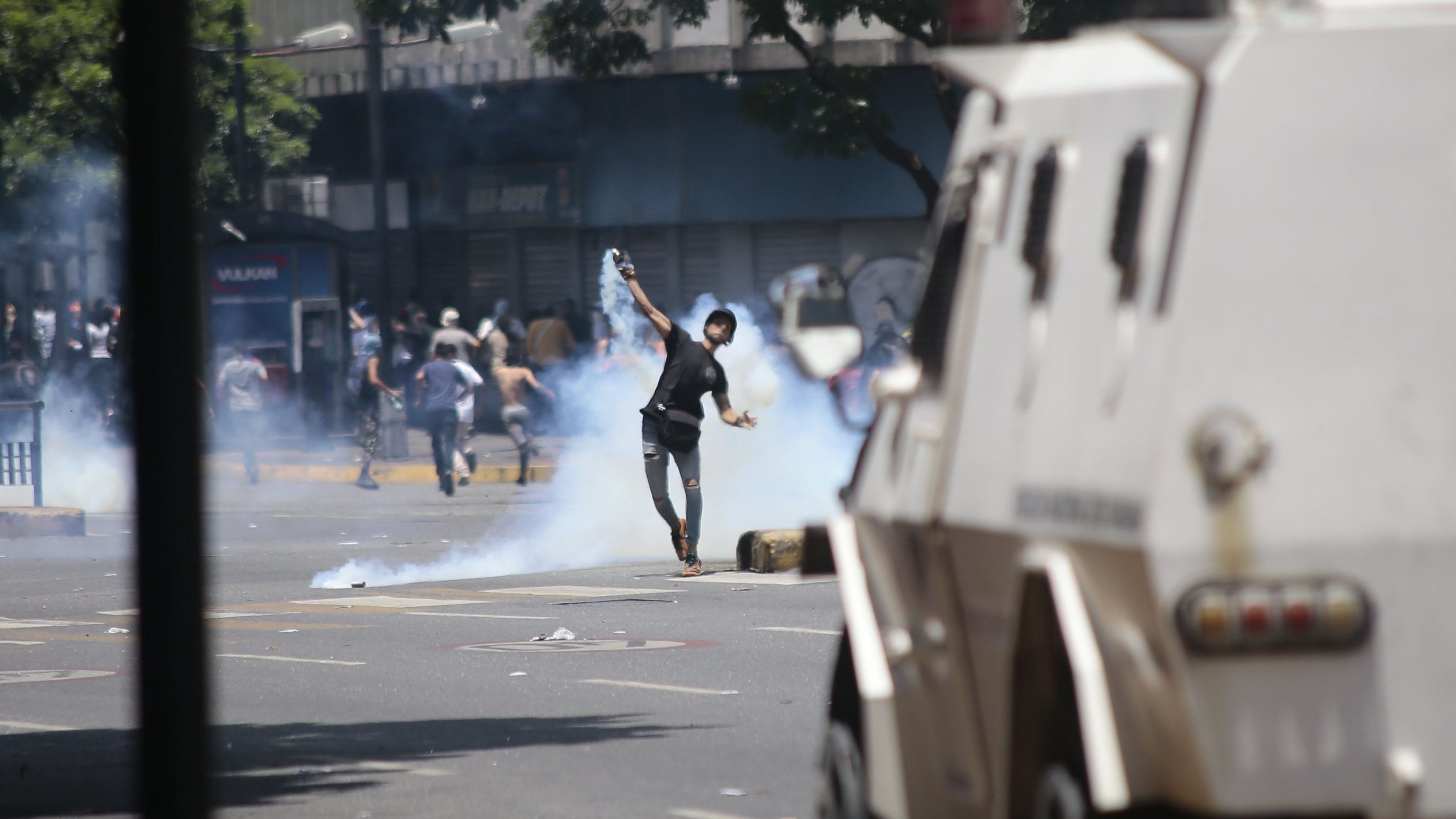 A venezuelai kormány szerint puccs zajlik, Guaidó átállásra szólította fel a hadsereget