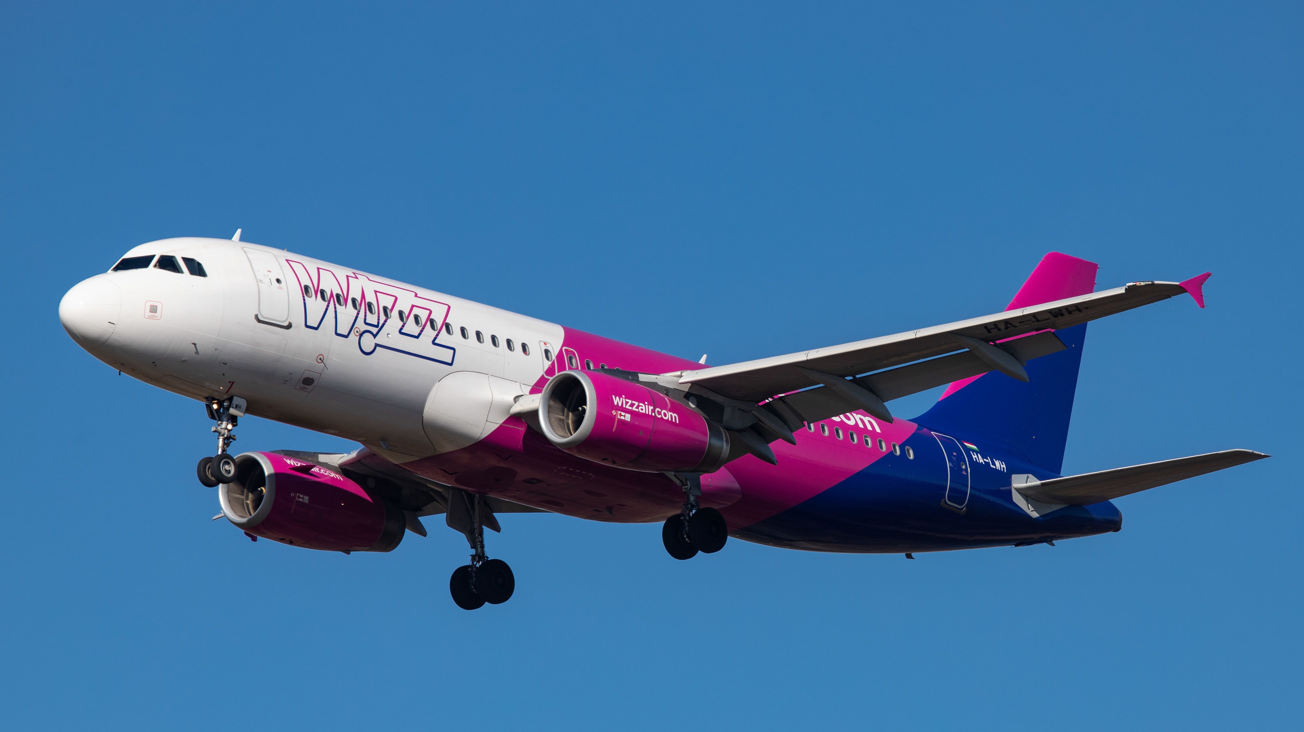 „Túl szexi” képek miatt akadtak ki a WizzAir utasai