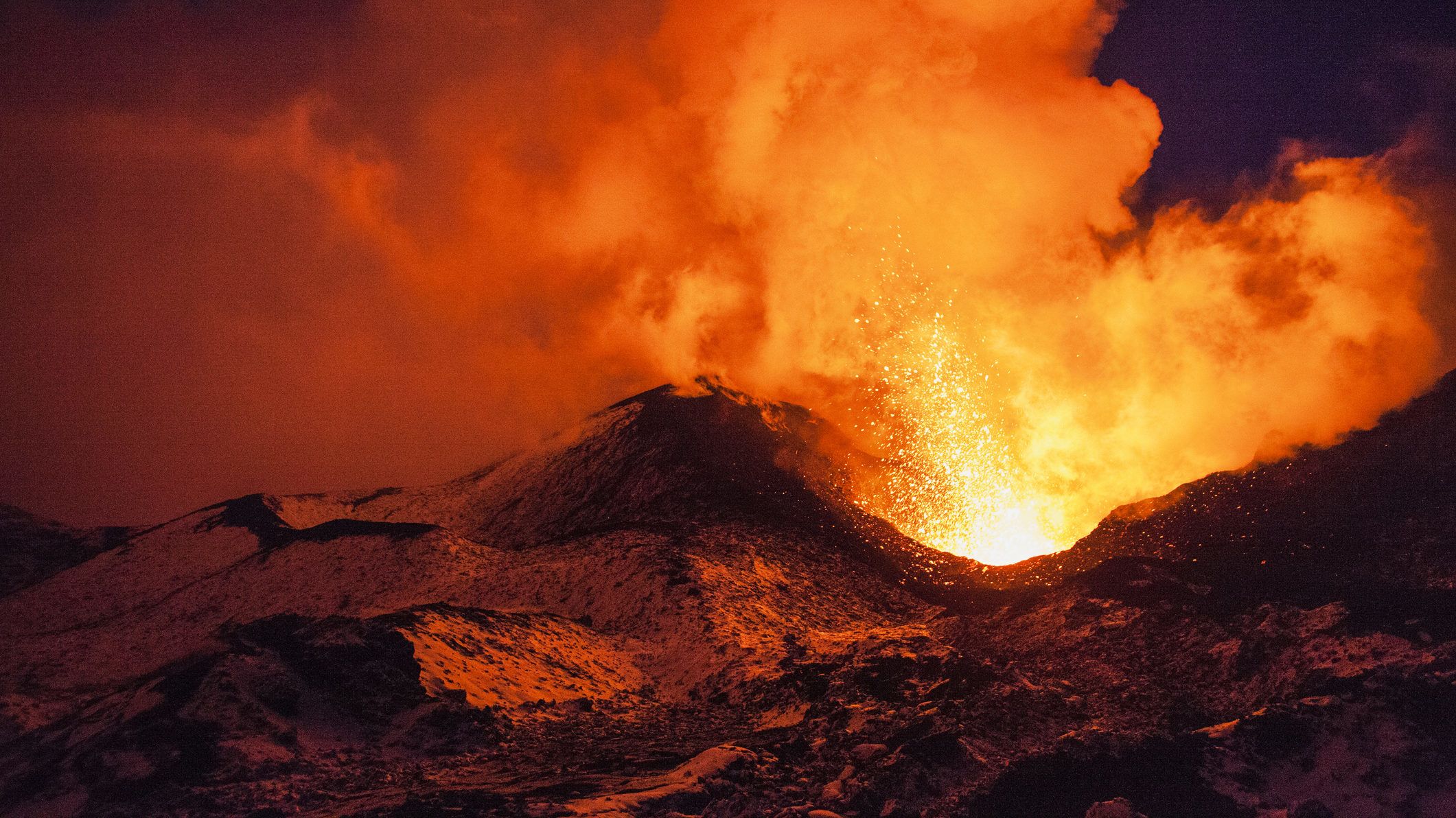 Vulkánba ugrott egy férfi, hogy jobb szögből fotózhassa a lávát, de a történet vége nem az lett, amire mindenki számít