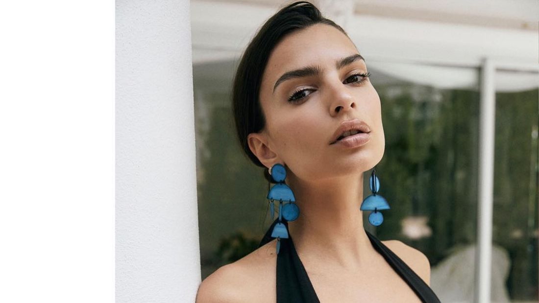 Emily Ratajkowski egy oszlopnak nyomta meztelen melleit