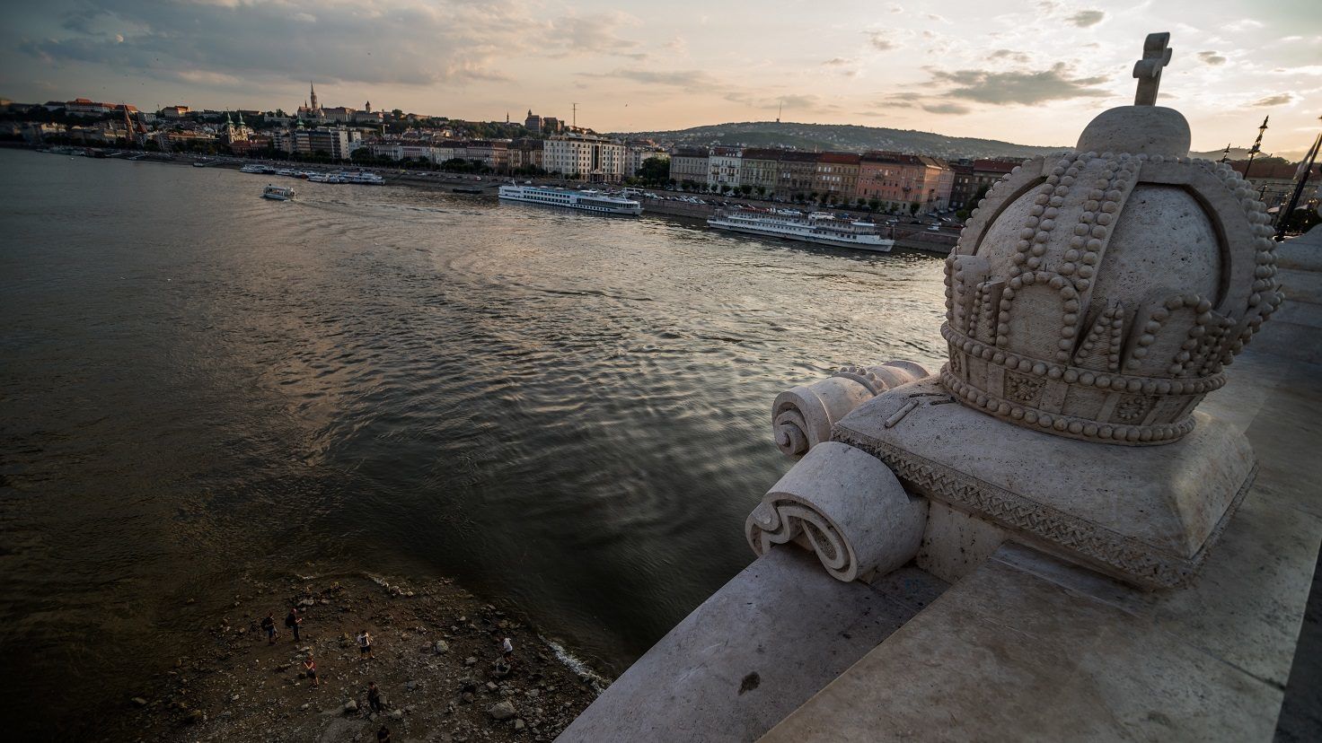 Egy 22 éves nő rúgta le a kőkeresztet a Margit hídról