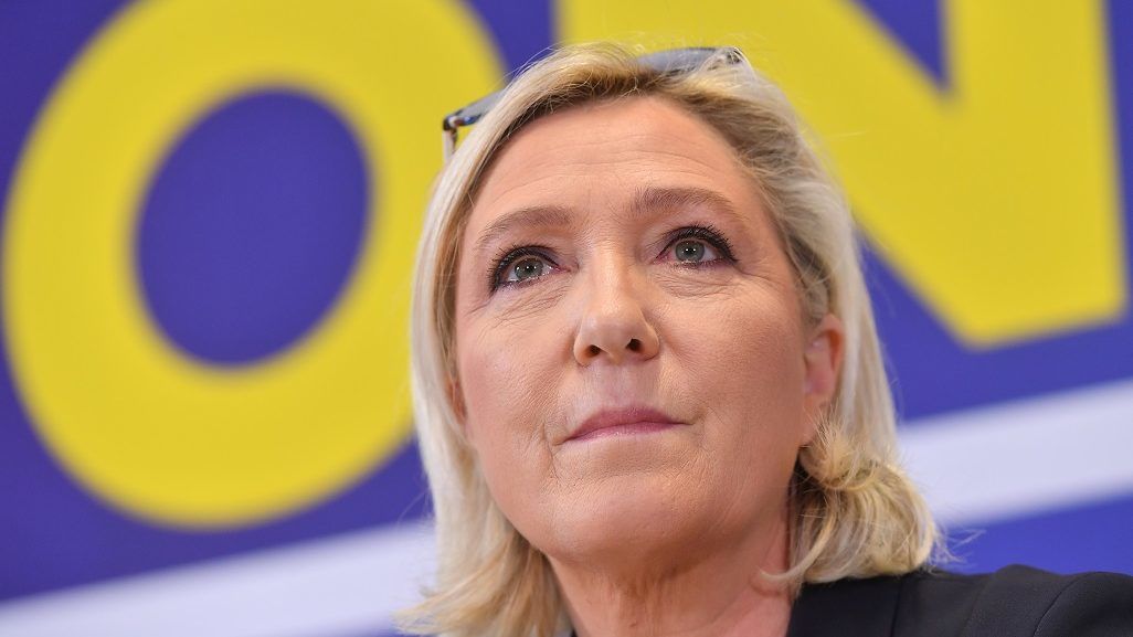 Le Pen a szélsőjobboldali frakcióba csábítja Orbánt