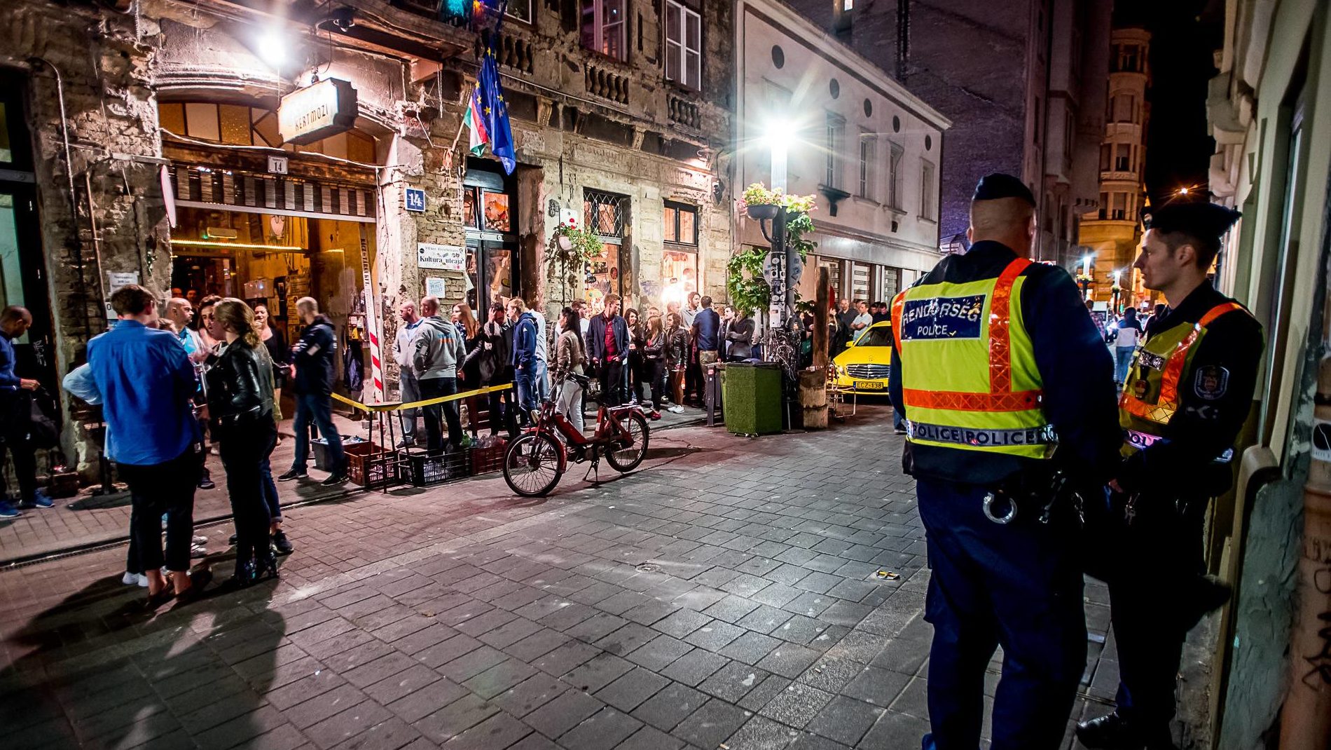 Hatvanhét rendőr hiányzik a bulinegyedből