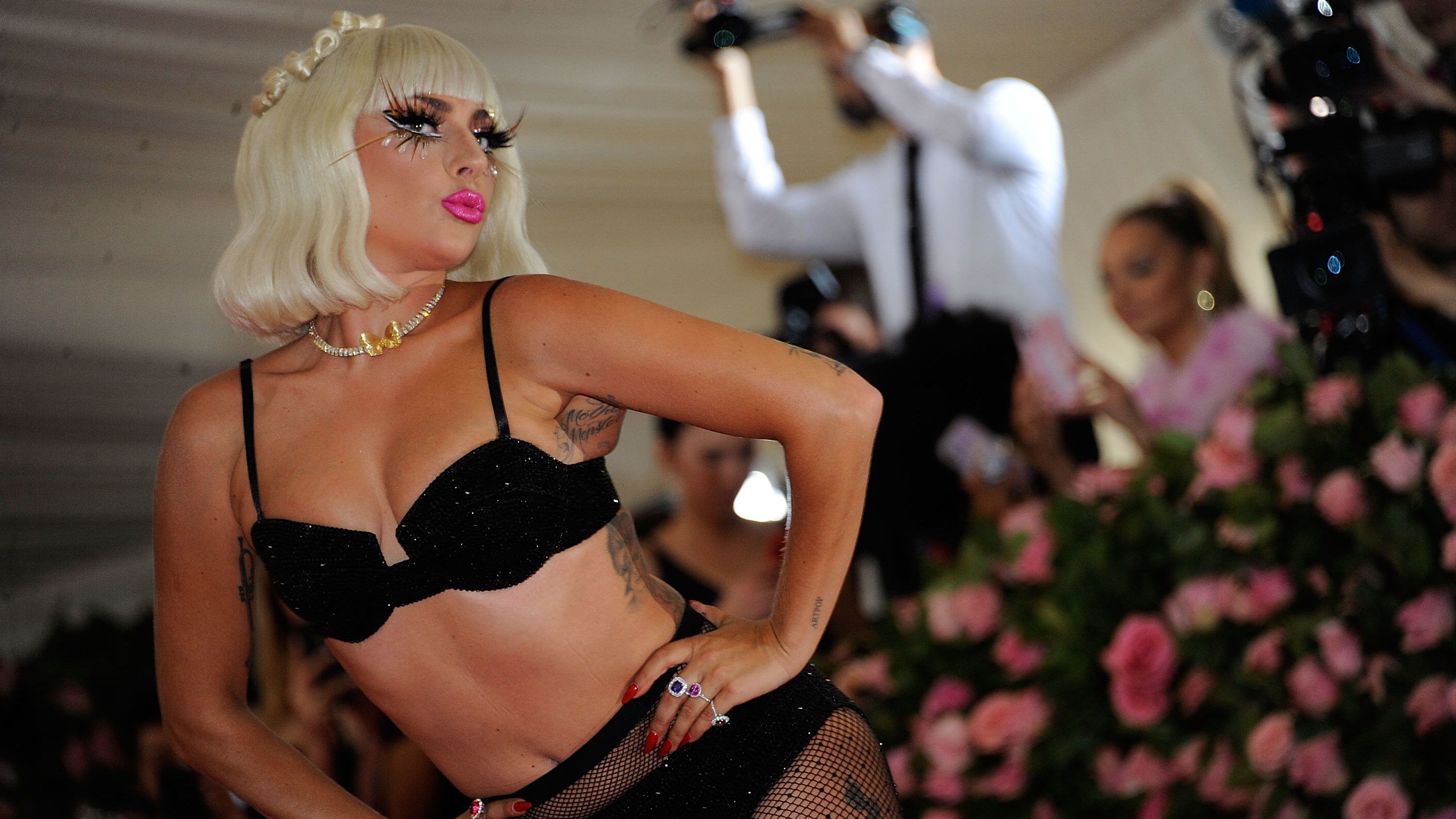 Met 2019: Lady Gaga akkora szoknyában érkezett, hogy az egész rendezvény aláfért volna, aztán melltartóra vetkőzött