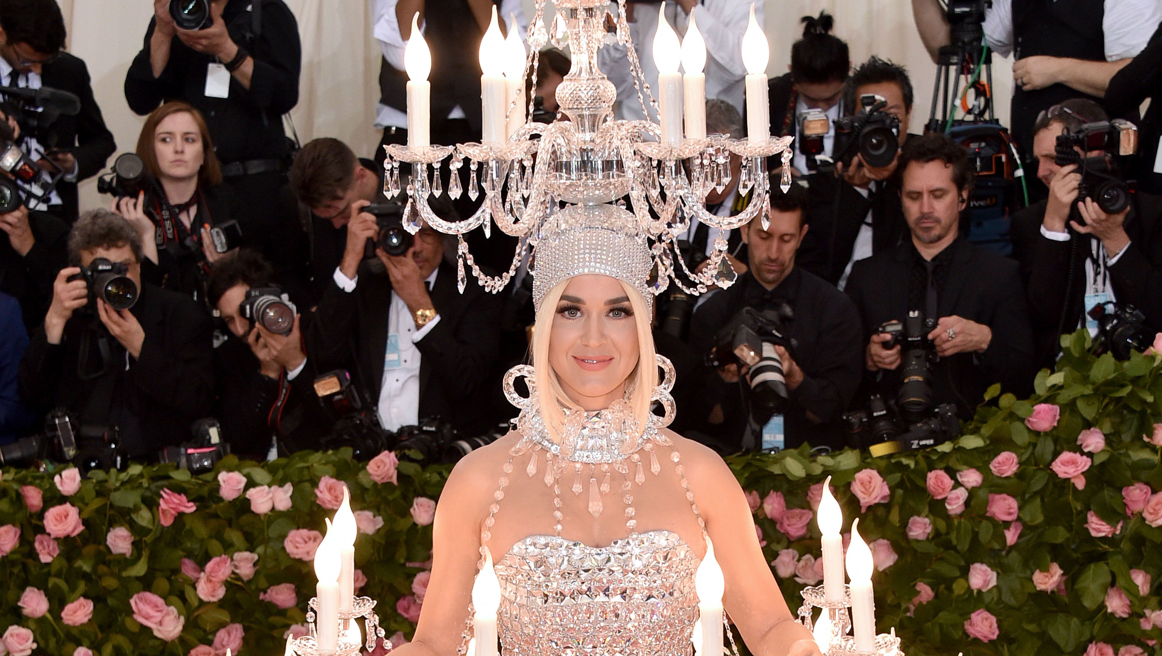 Katy Perry szó szerint csillárnak öltözött a Met-gálán
