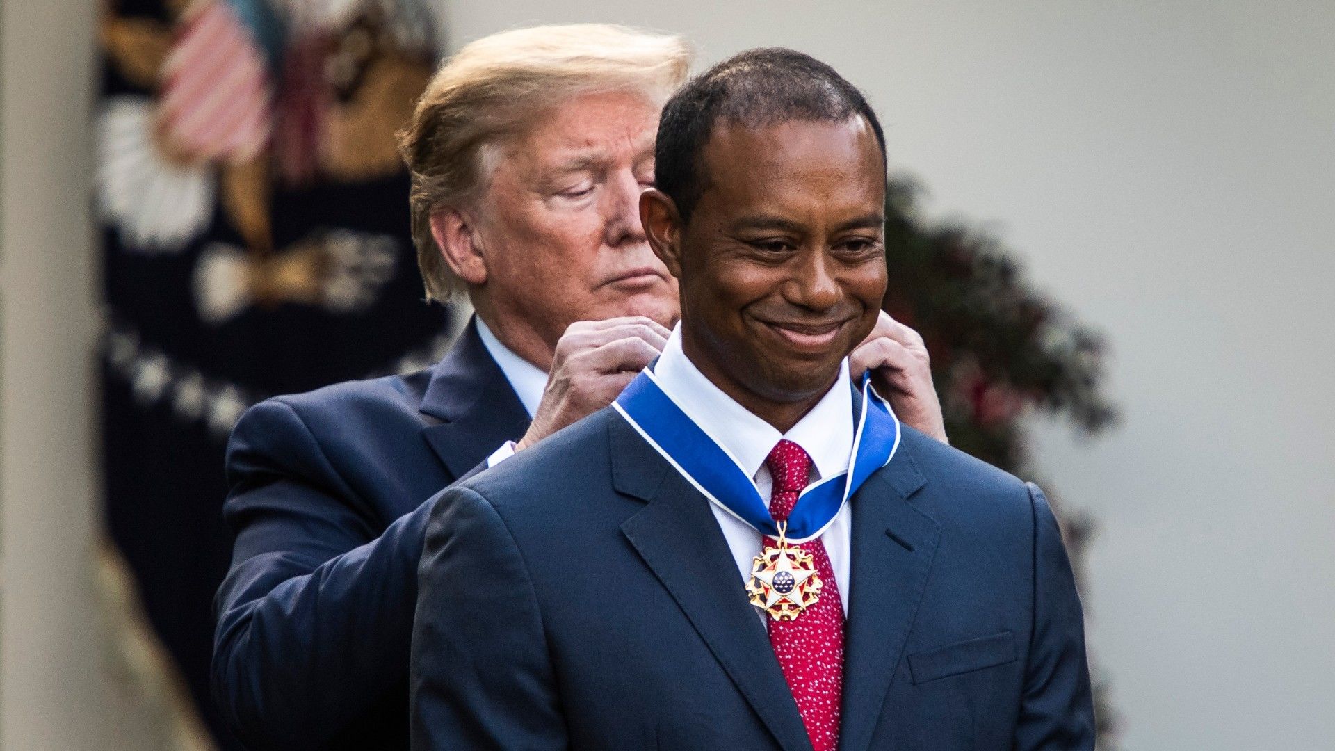 Donald Trump kitüntette Tiger Woodsot