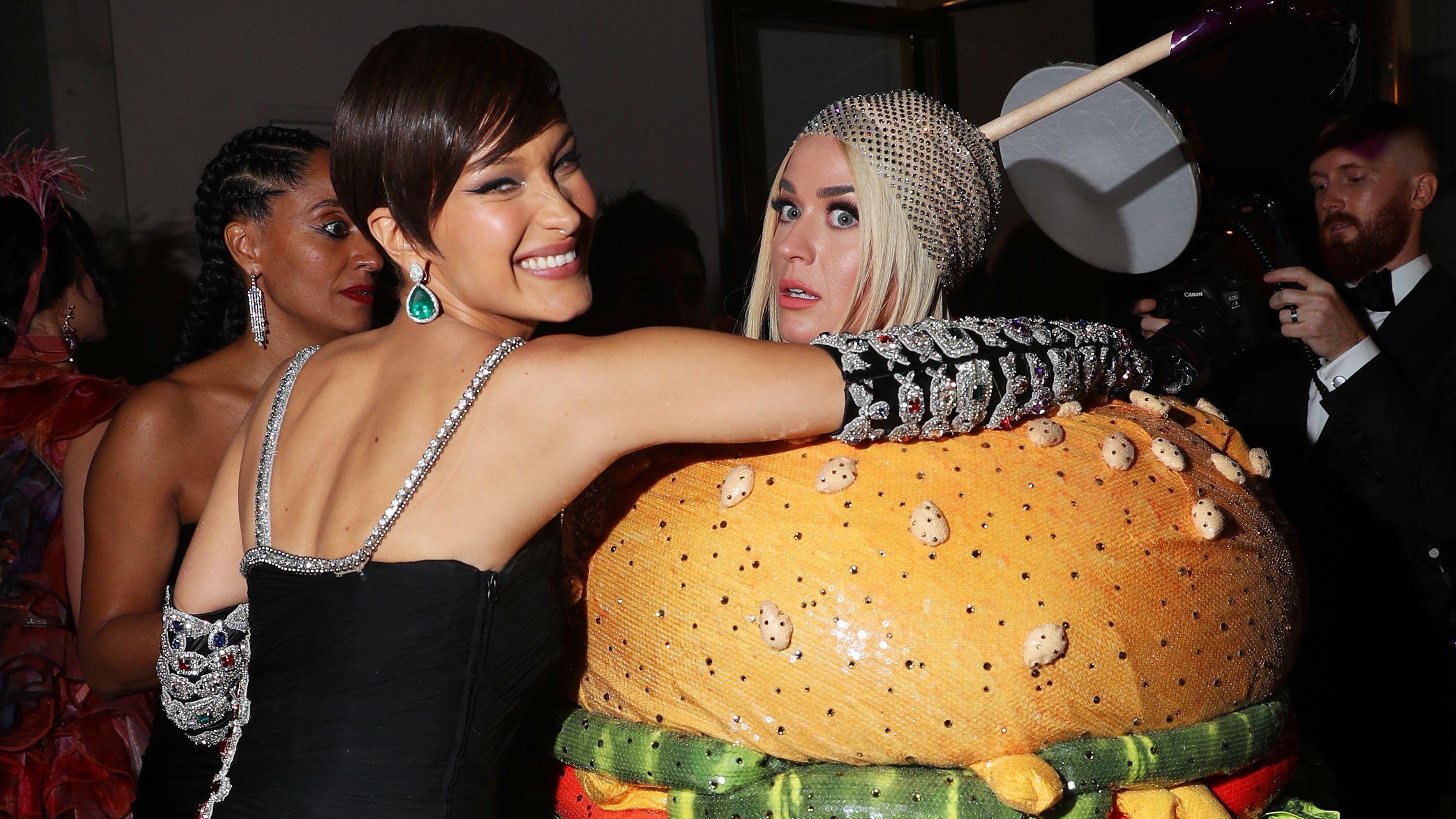 Katy Perry nem csak csillárnak, de hamburgernek is beöltözött a Met-gálán