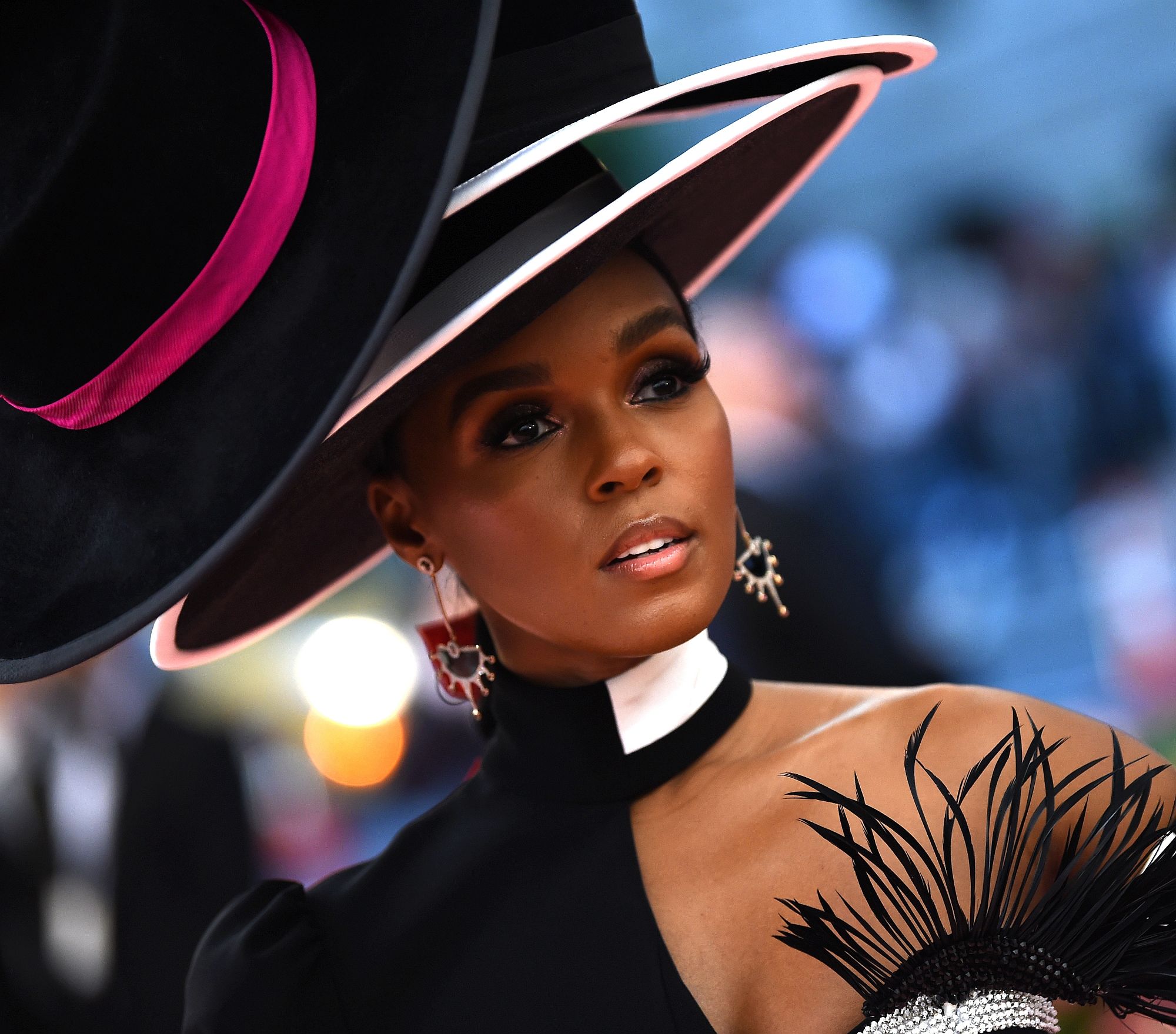 Nehéz elsőre megmondani, hány kalap volt egyszerre Janelle Monáén a Met-gálán