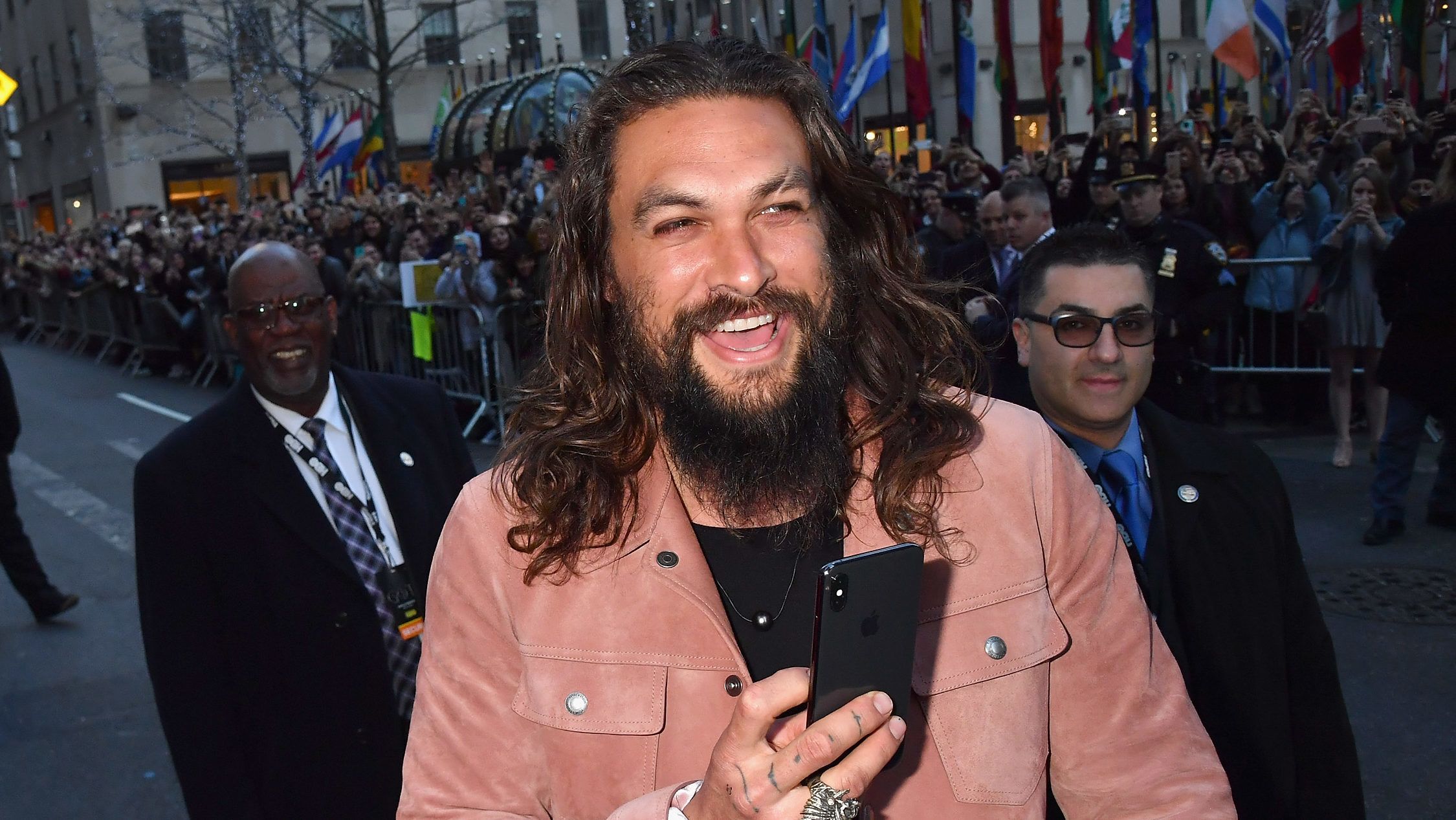 Jason Momoa Budapesten van, megnézte a Bazilikát