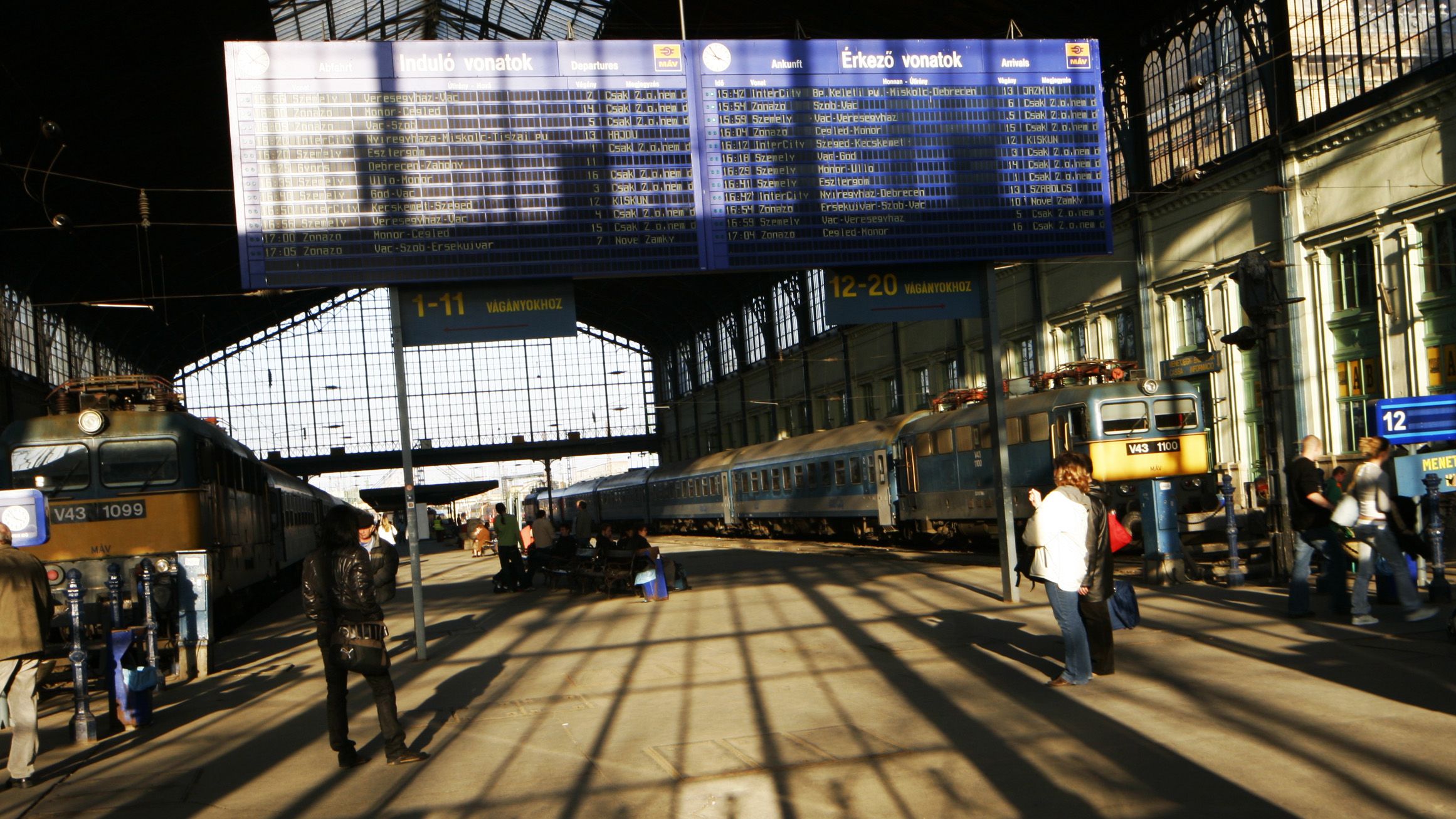 Öt hónapos babával a karján szállítottak le a vonatról egy többgyermekes anyukát